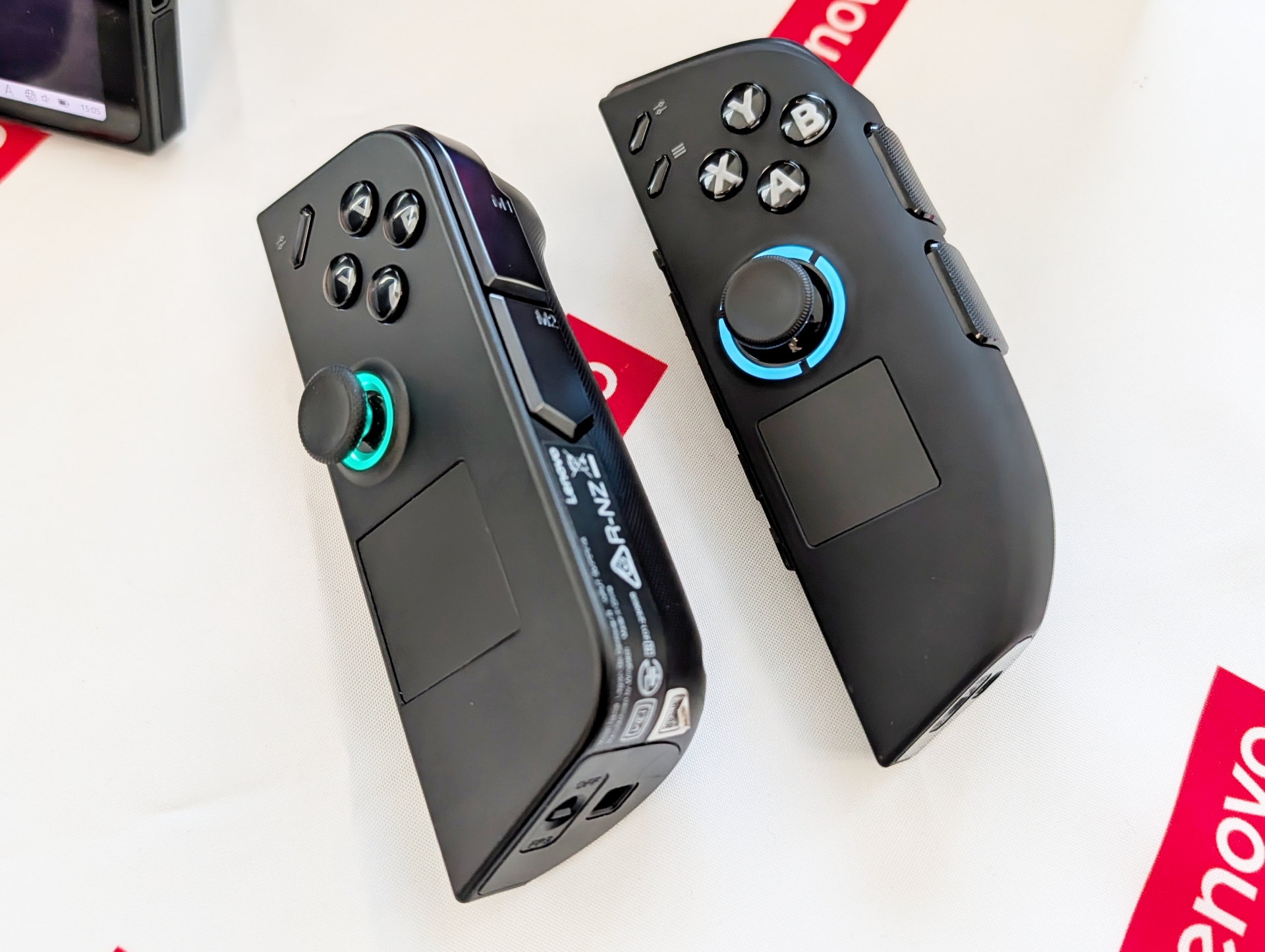 初代「Legion GO」（左）のコントローラーとの比較。形状がかなり変化しているのが分かる