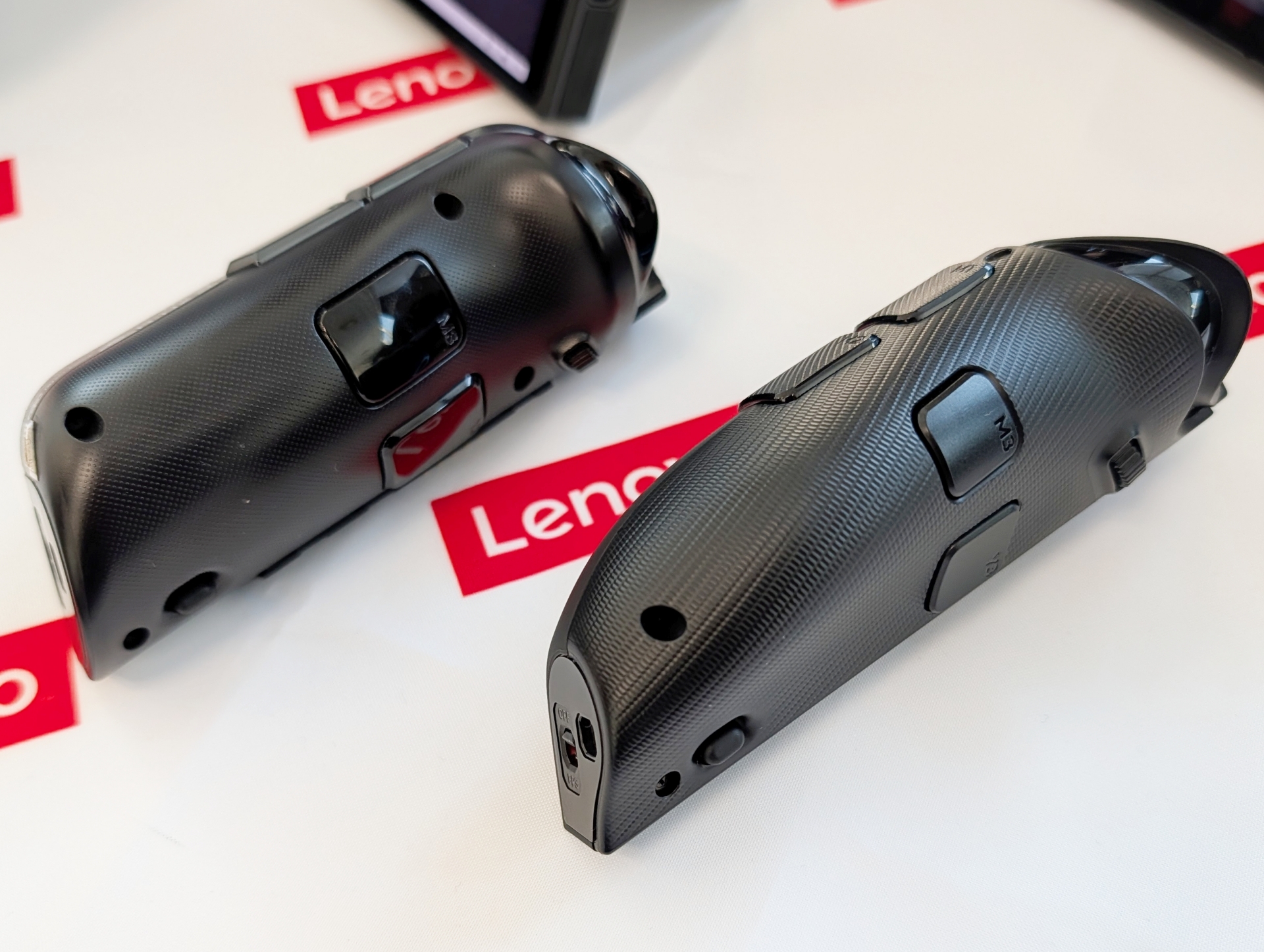 側面のバックキーもサイズが小型化し、光沢もなくなり、位置も変更されている