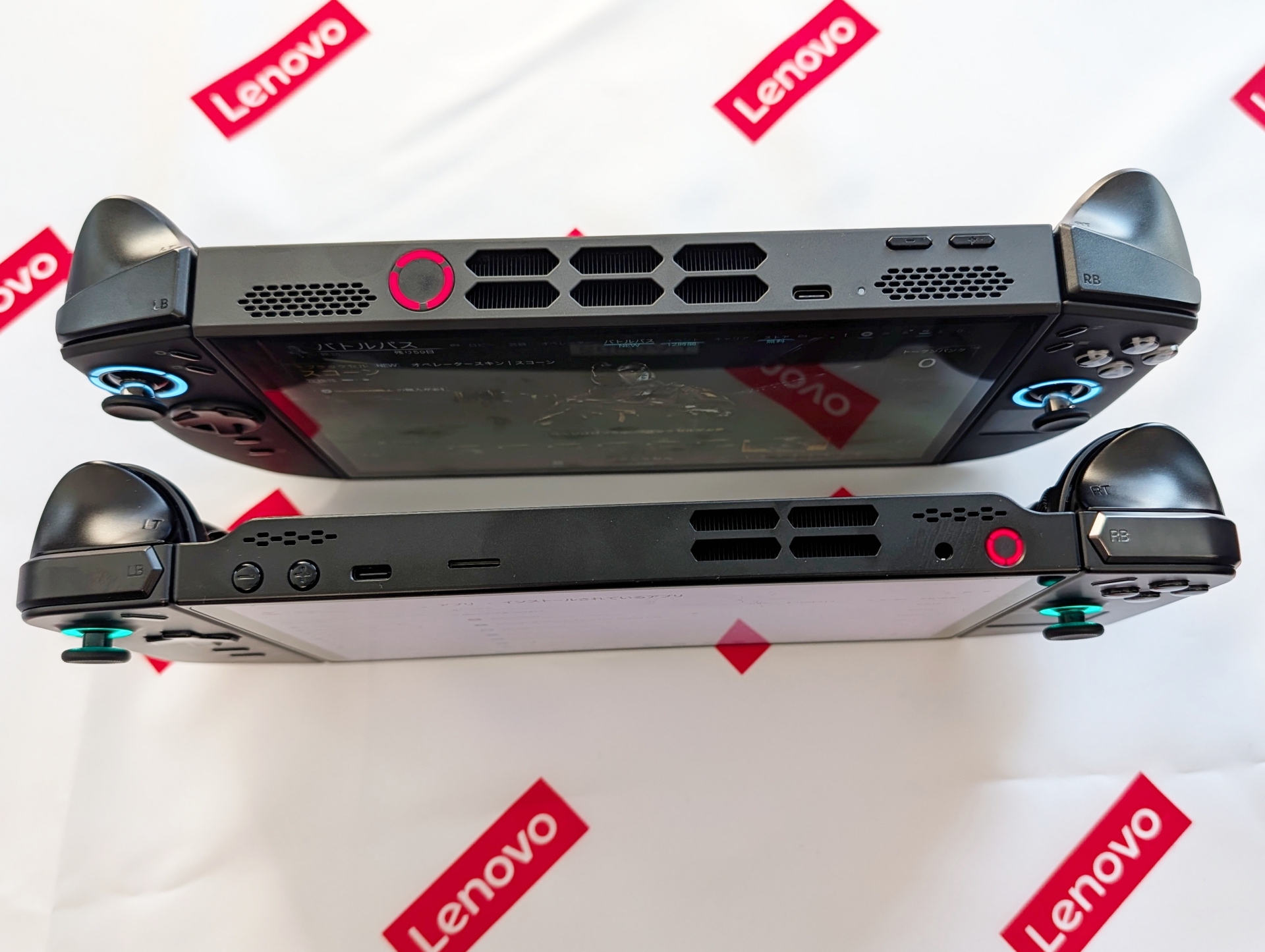 初代「Legion GO」とのサイズ比較。下が初代「Legion GO」で上が「Legion GO Gen 2」だが、インターフェイスのレイアウトや電源ボタンのサイズの変化に加えて、厚みがかなり増しているのが分かる