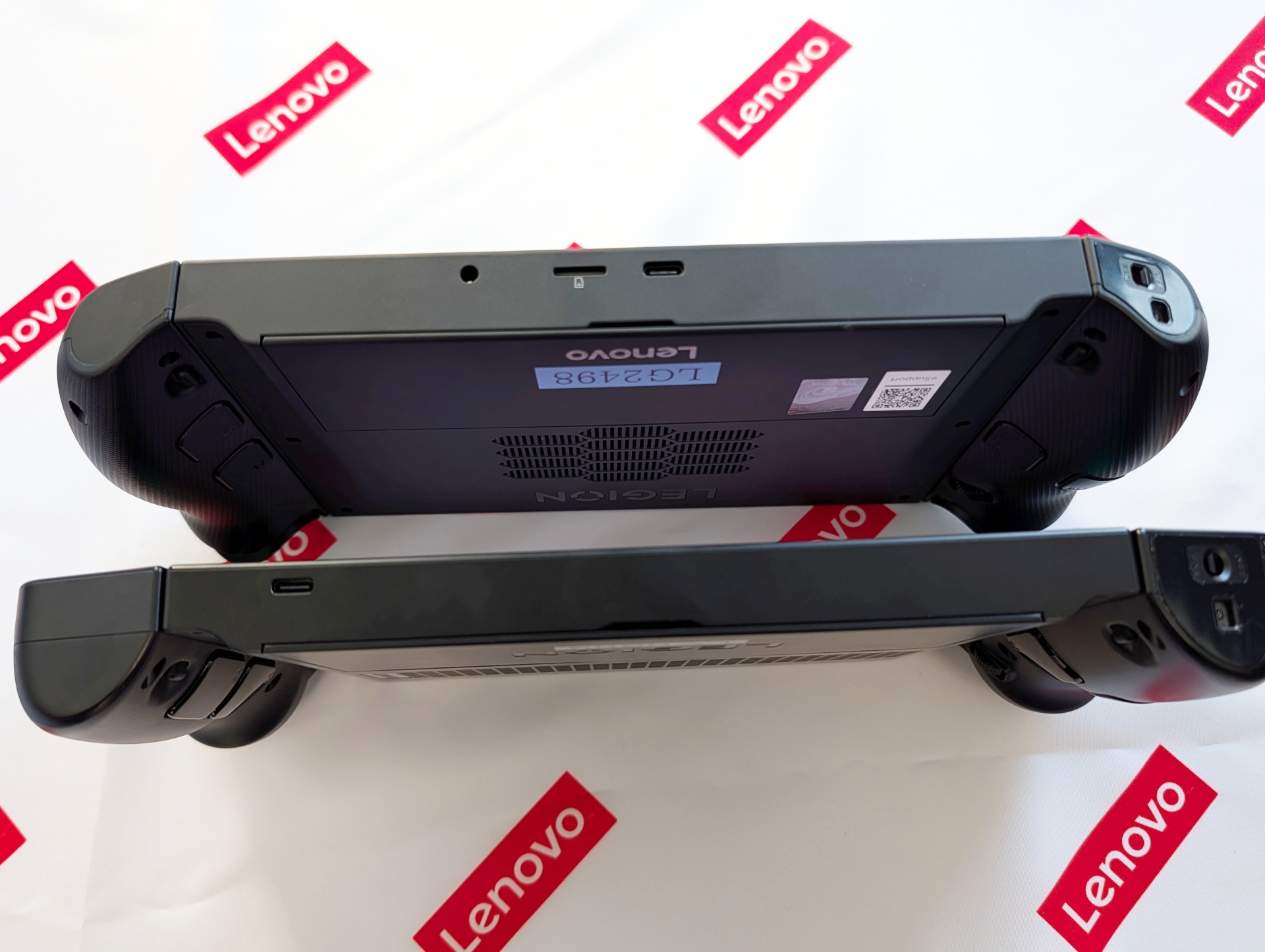 底面部の比較。初代「Legion GO」では何もなかった底面部だが、「Legion GO Gen 2」ではUSB4端子などが底面部に配置されている