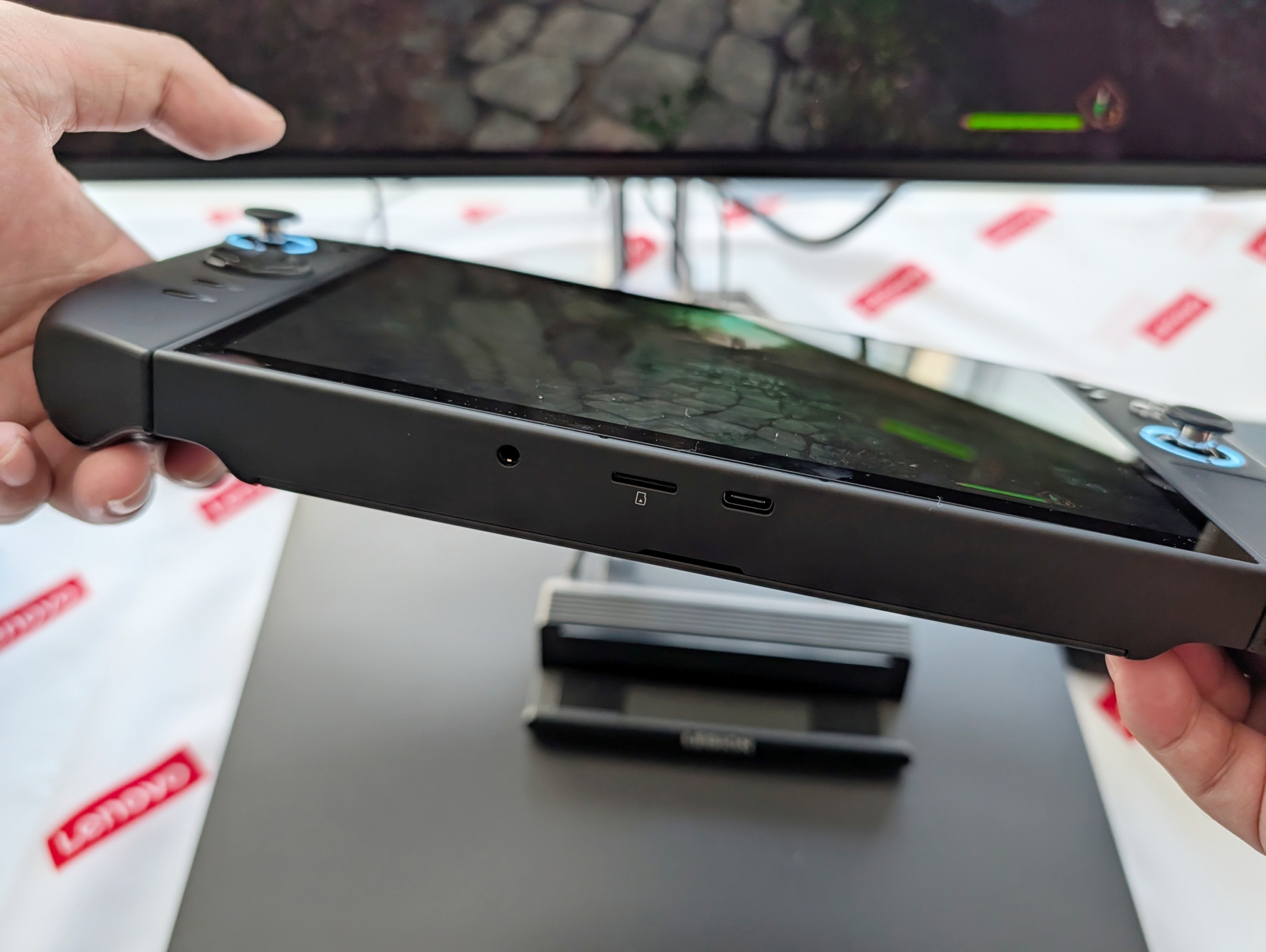 手に持つとかなりずっしりとした感触で、長時間の利用はちょっと厳しそうな印象を受けた