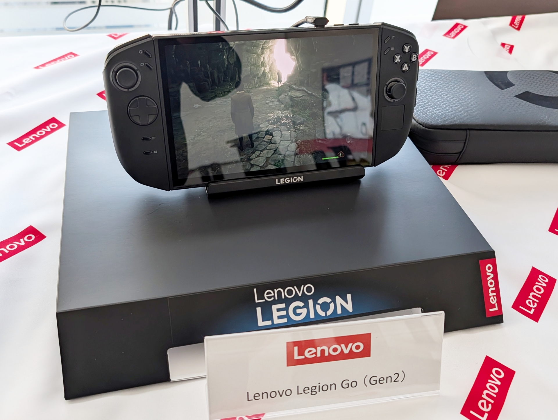 「Legion GO Gen 2」は初代「Legion GO」用のアクセサリと互換性があるため、ドッキングステーションや、コントローラー部を装着して充電しながらゲームパッドとして利用できるアクセサリなどが流用できる