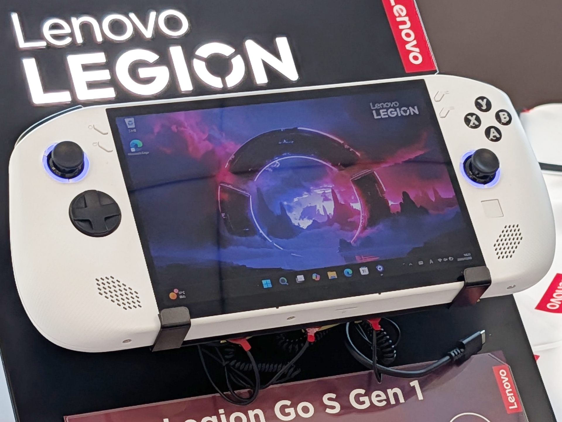 コントローラーを本体と一体化し、薄型軽量化した「Legion GO S」は8型のIPS液晶ディスプレイを搭載