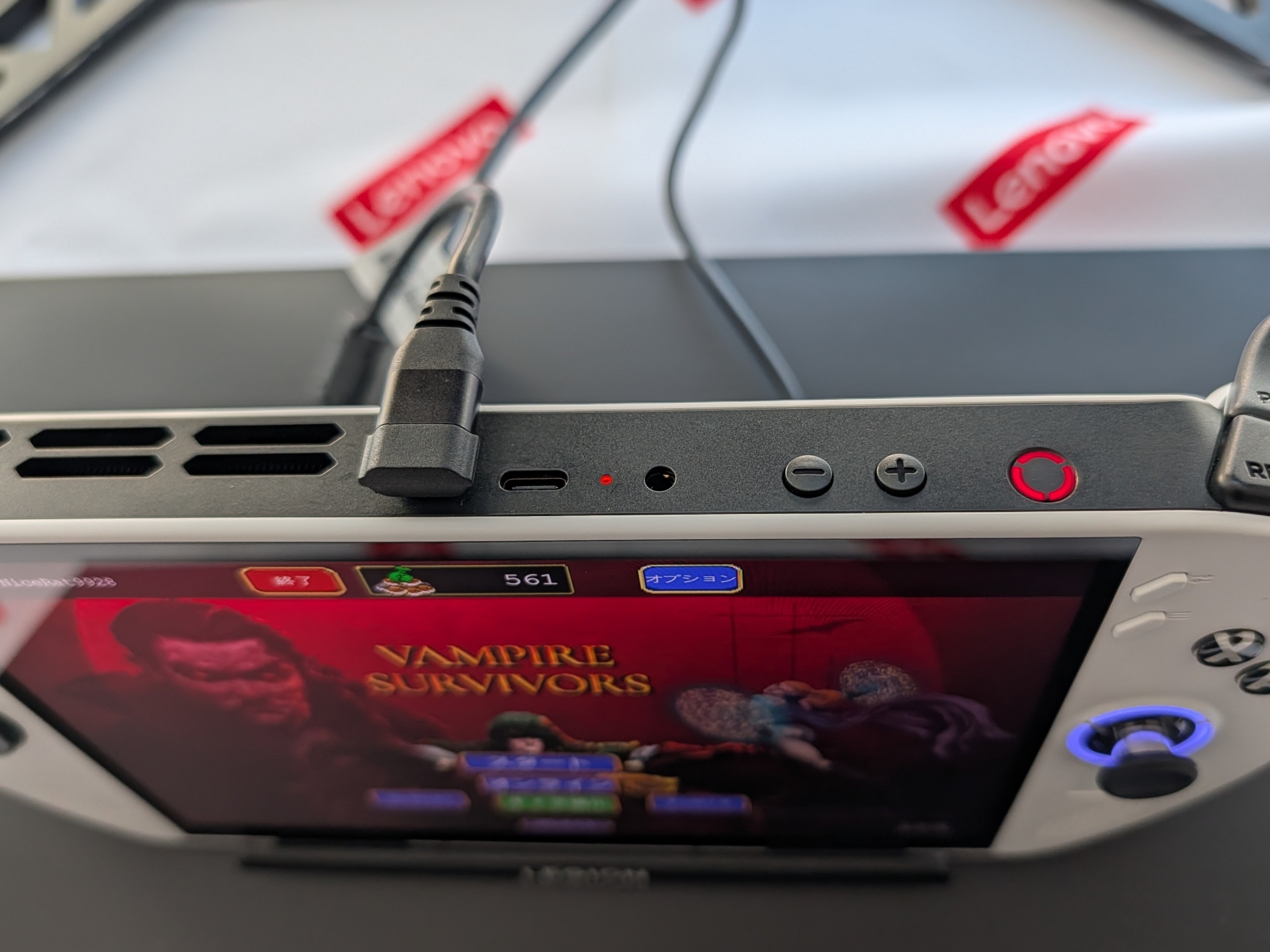 端子類は天面部に集中しており、USB4を2基、電源ボタンやボリュームボタン、音声入出力端子を備える