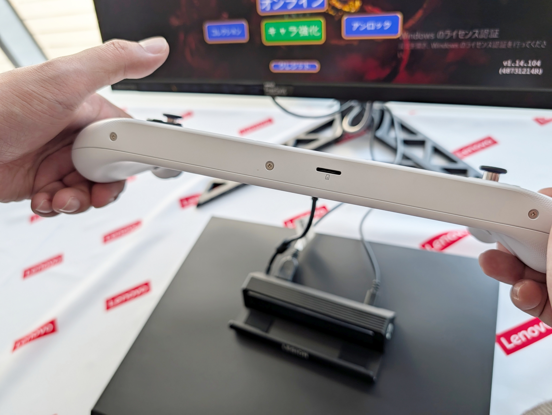 底面部にはmicroSDカードスロットのみを備える。欲を言えば、USB4については底面にも配置してほしかったところ