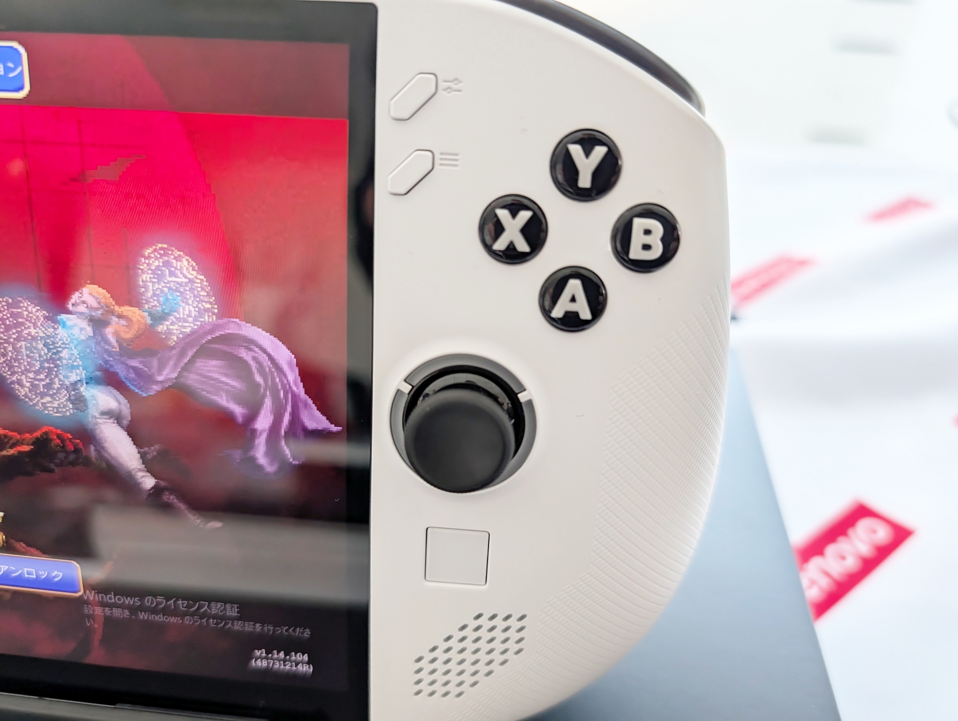 右側アナログスティック下部には小さなタッチパッドを備える。小さいながらも使い勝手はかなりいい印象だ