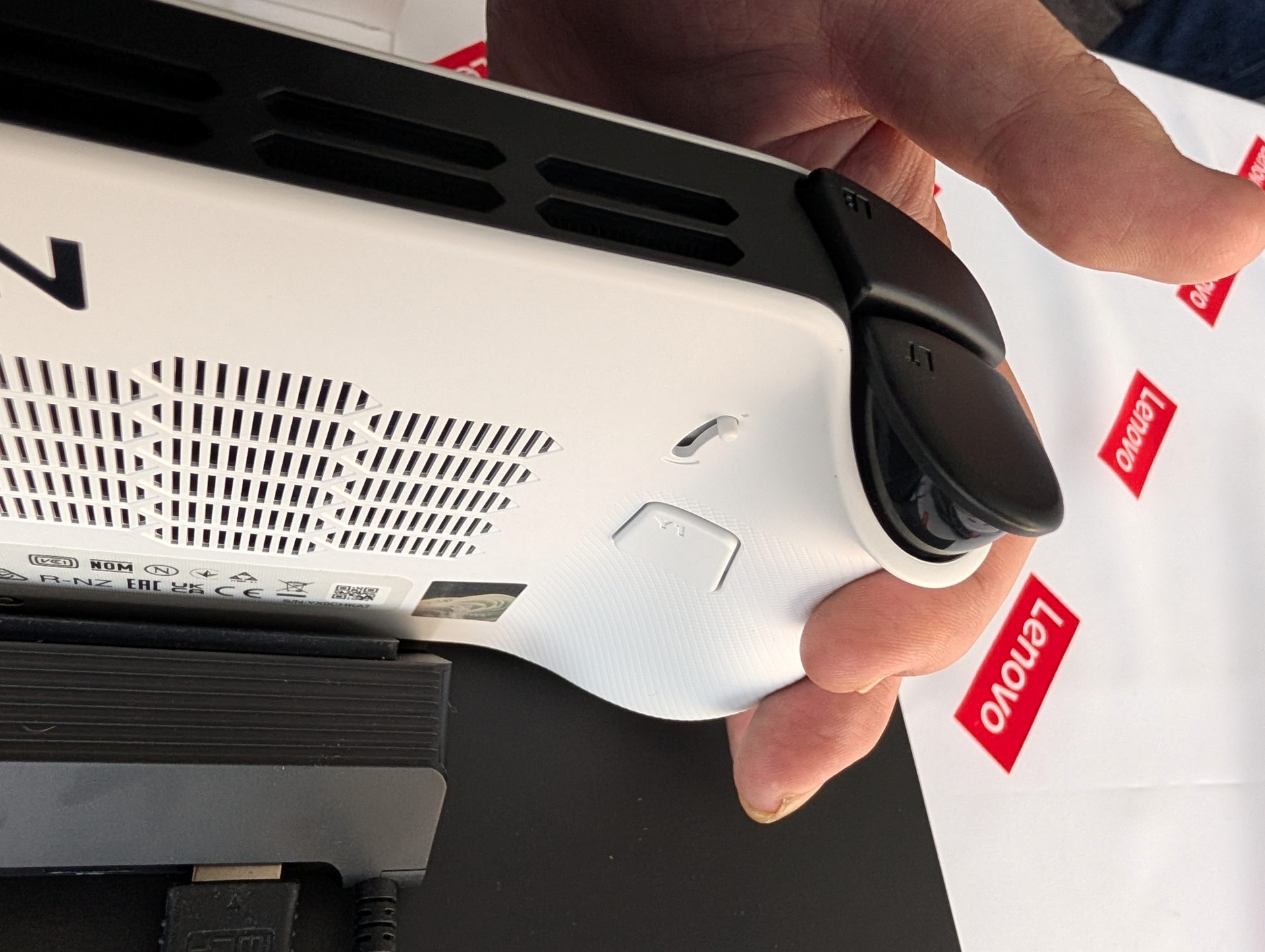 上位モデルにない機能として、L/Rトリガーをロックしてボタンとして利用できる「トリガースイッチ」を背面に備えるのも特徴の1つ。クリック感は弱めながらボタンとして機能するので使いやすい