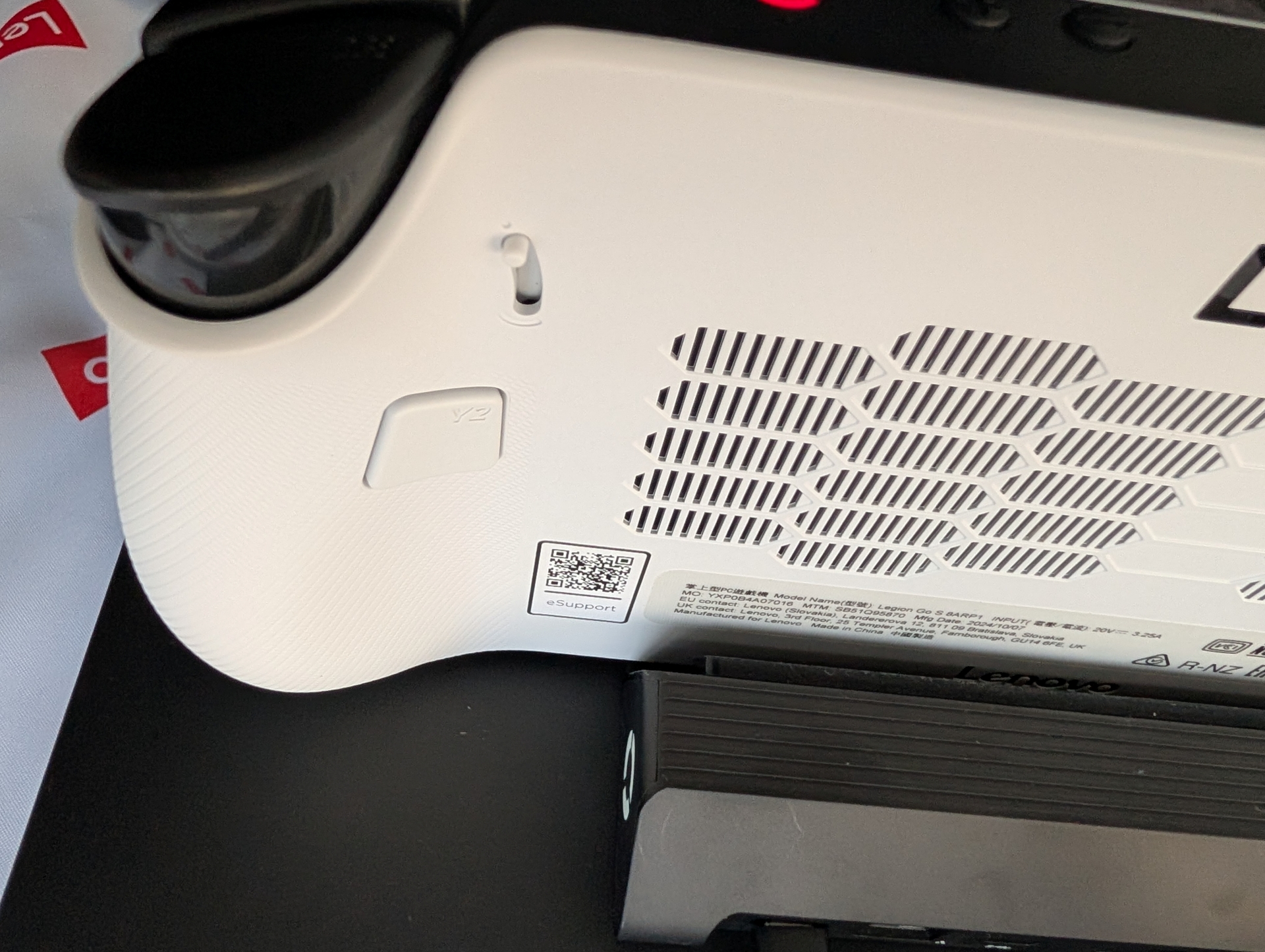 背面部にはカスタマイズ可能な背面キーを両側に1個ずつ搭載する