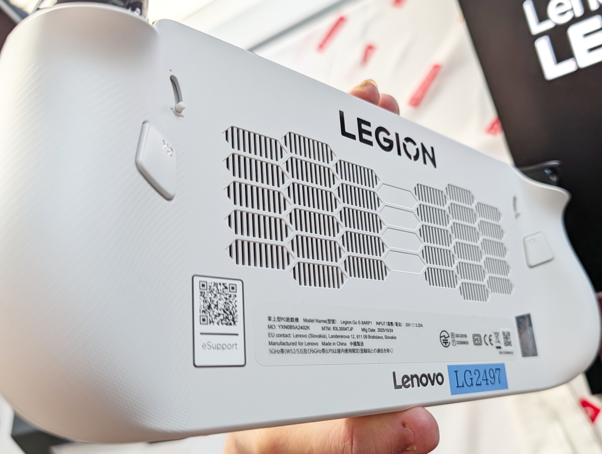 背面部には背面キー以外は大型の吸気口のみで、チルトスタンドは付属していない