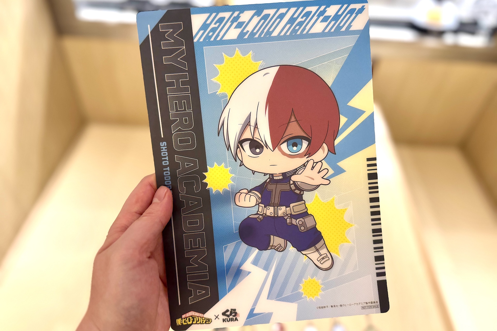 マルチシートはプラ素材となっていて、下敷きなど様々な用途に使える。もちろん額などに入れて飾っておくのもよさそうだ。デザイン違いの全4種が用意されていて、裏は無地となっている