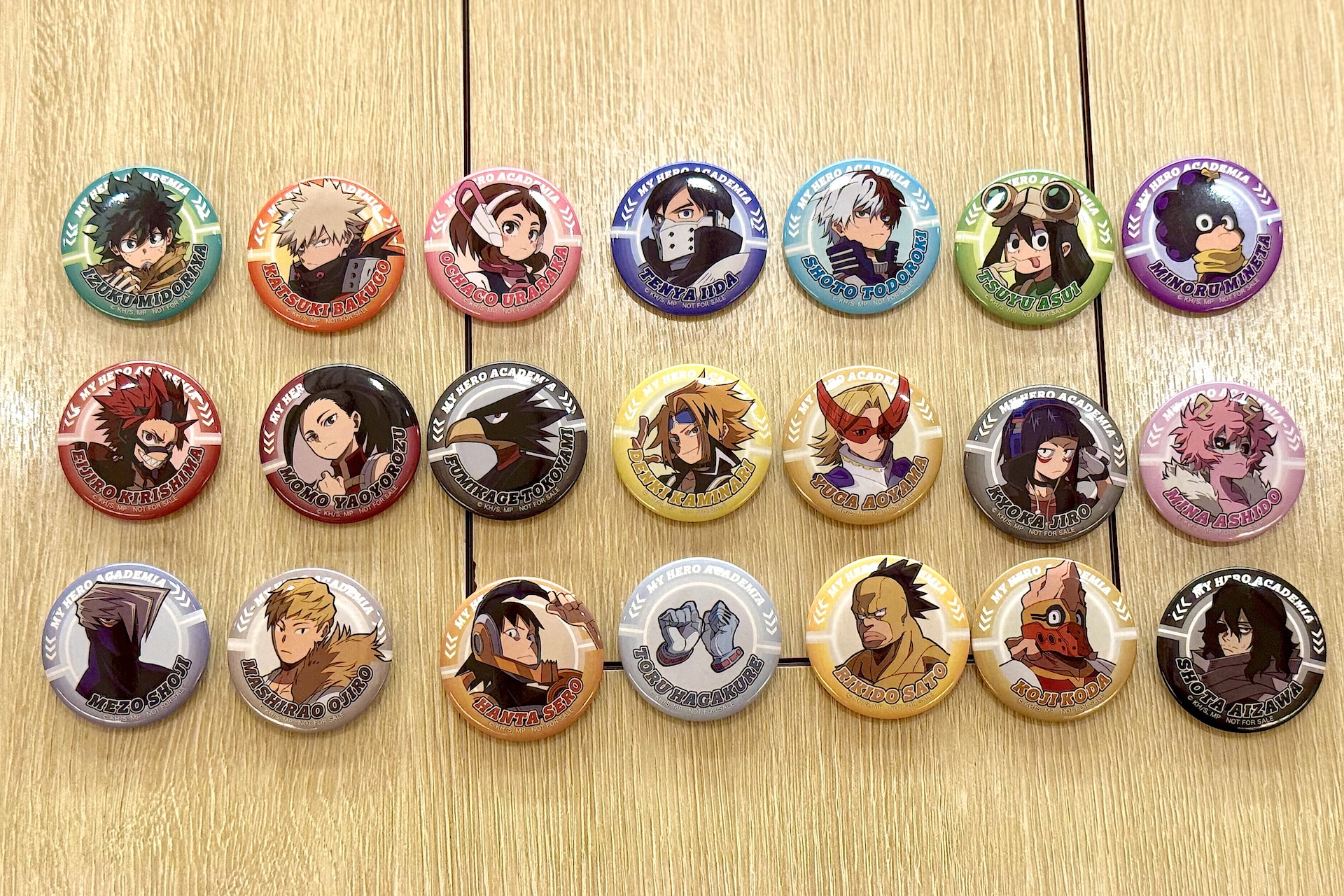 缶バッジは雄英高校1年A組が大集合の全21種！ もちろんイレイザー・ヘッドこと相澤先生も入っている