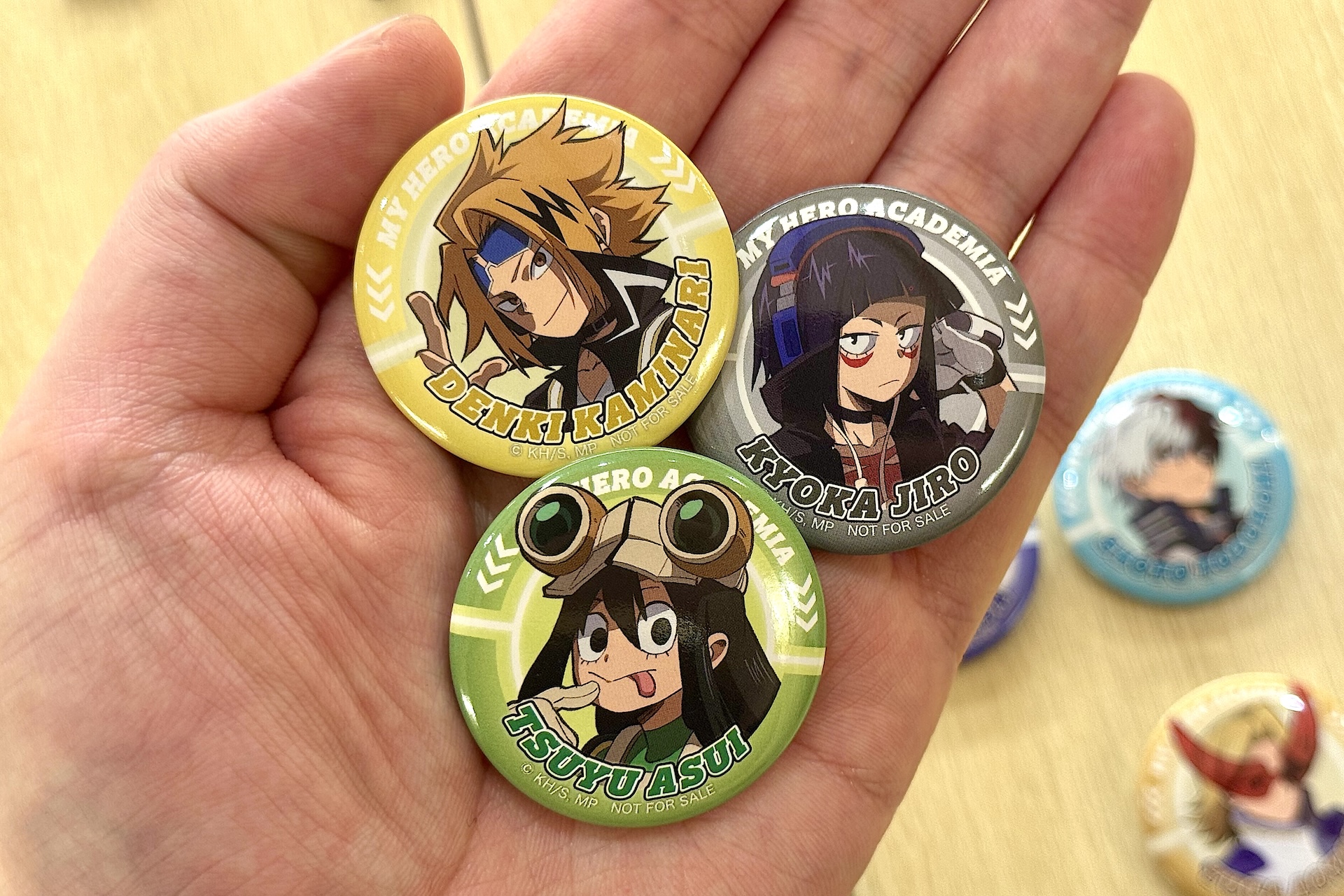 背景などはそれぞれのヒーローカラーイメージとなっているのも熱い