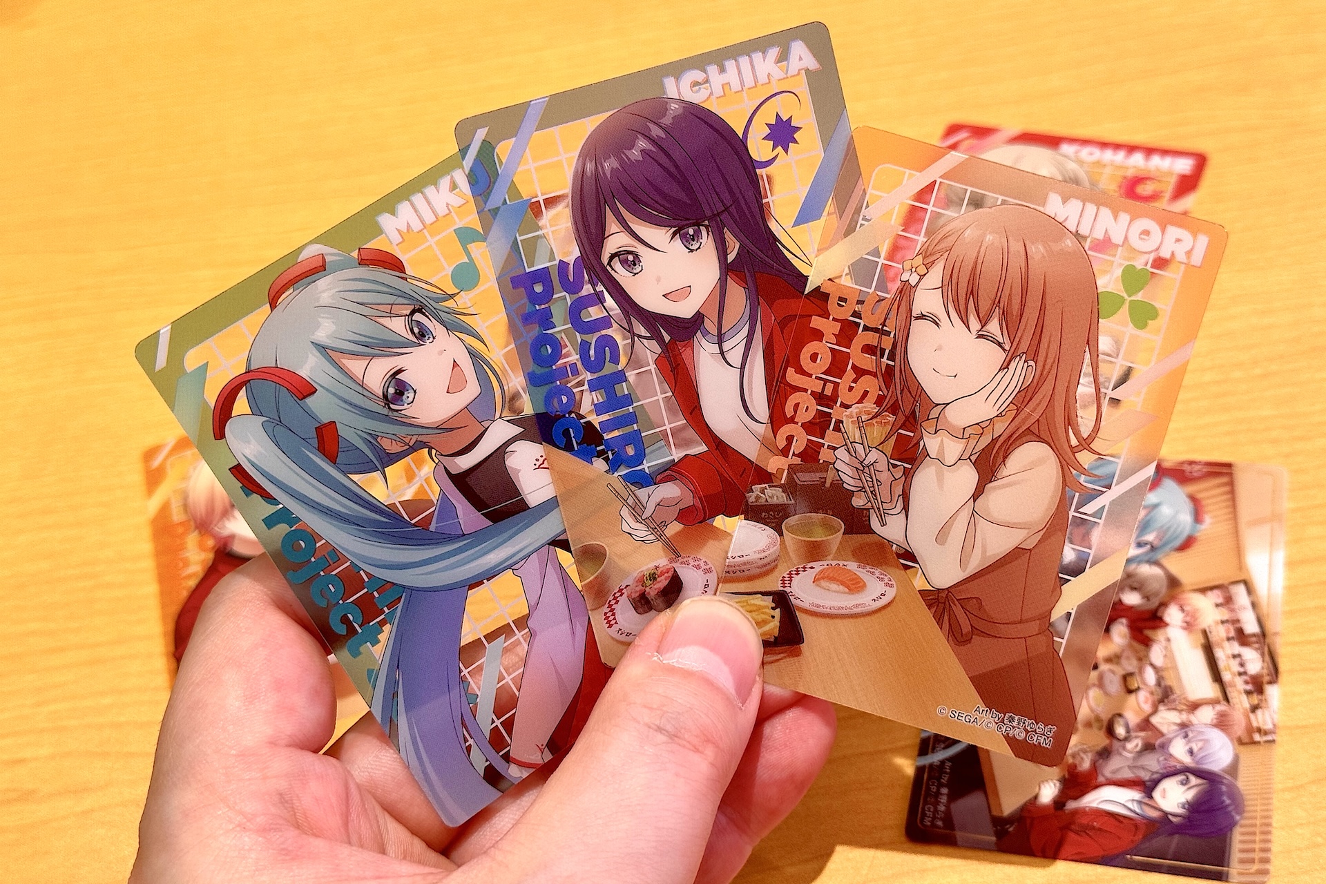 カードはしっかりとした作りになっていてコレクションアイテムとして集めたくなる。友人同士で推しキャラをトレードし合うのも楽しそうだ