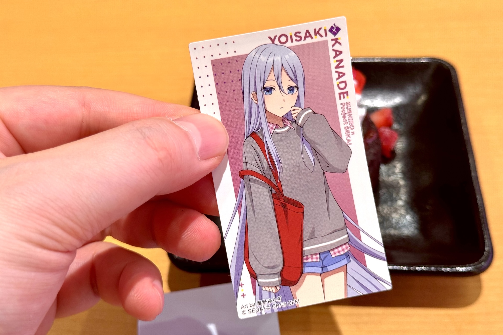 ステッカーのサイズはこんな感じ。キャラクターの立ち絵がしっかり確認できるものになっている