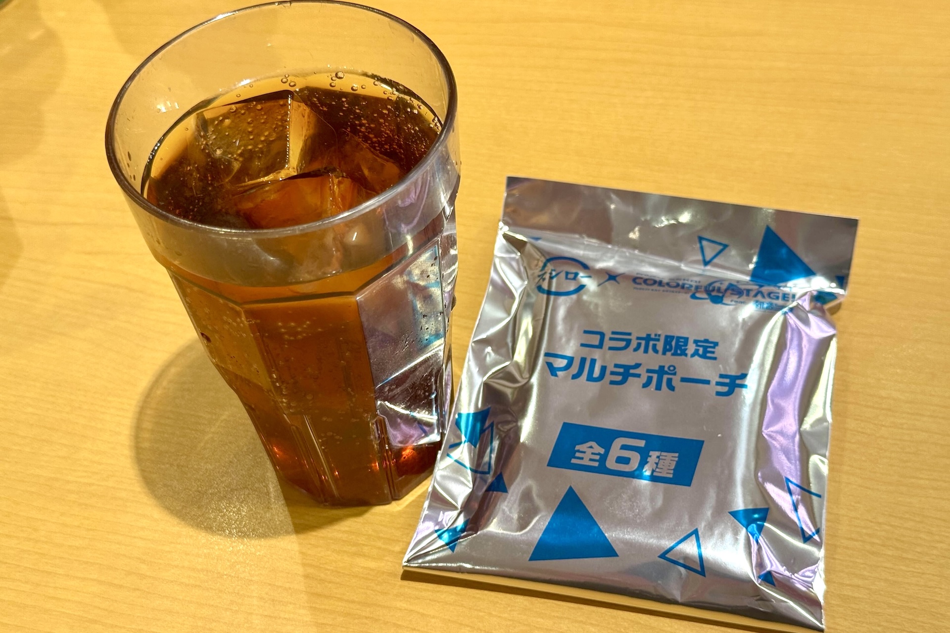 「コラボ限定マルチポーチ付きソフトドリンク」 価格：1,400円〜