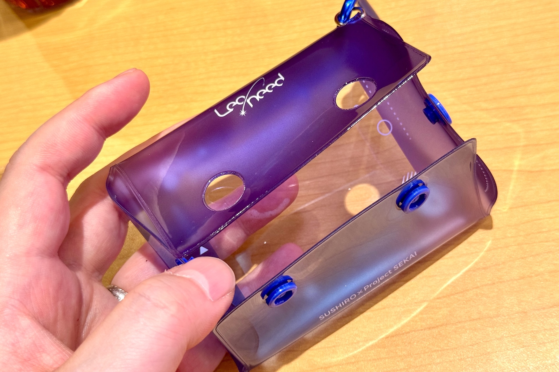 マルチケースはボタンで開け閉めできて、中央から展開する仕様だ