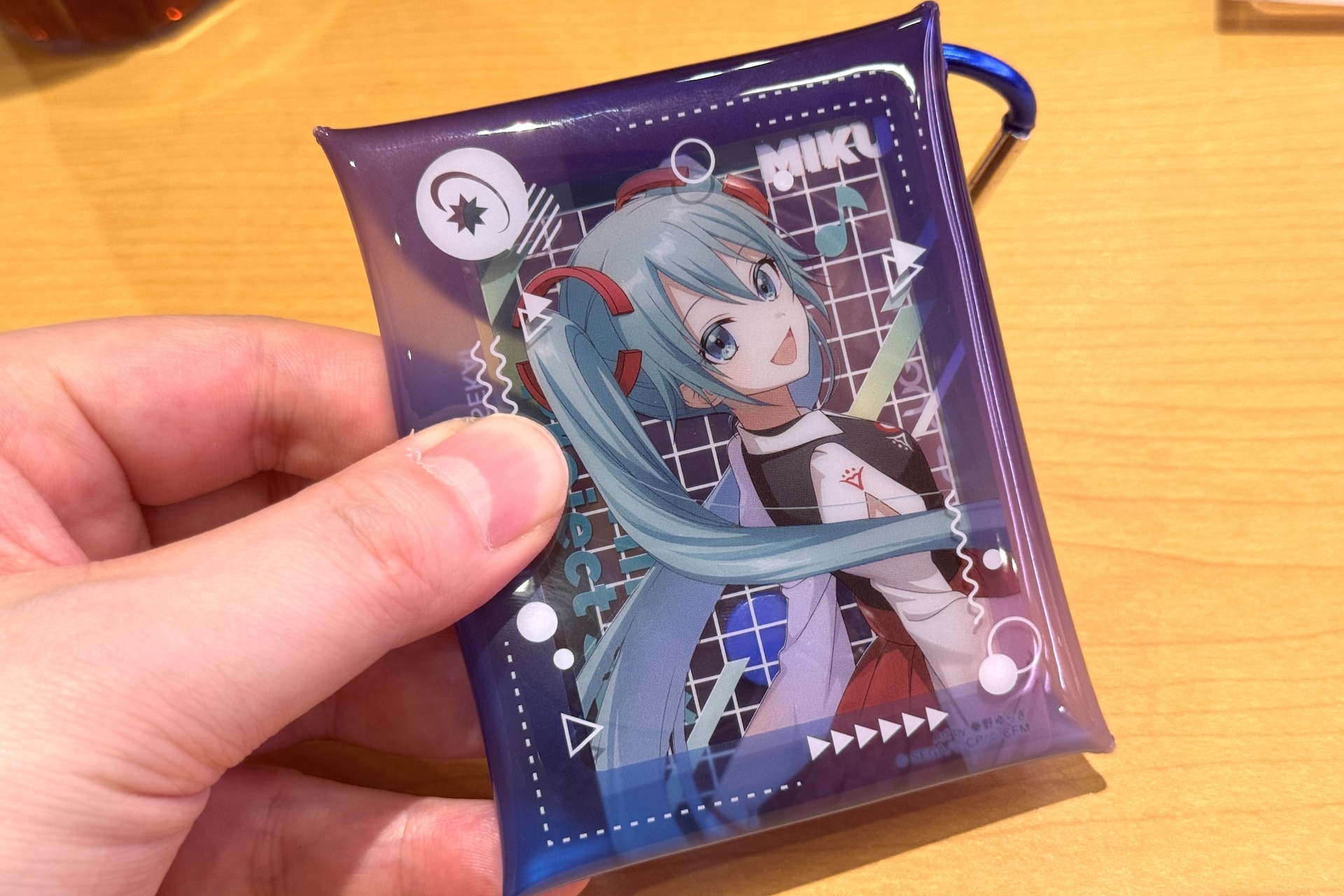 「プロジェクトセカイコラボ限定カード付き ねぎまぐろ手巻」でもらえるカードがジャストフィット。推し活にぴったりだ