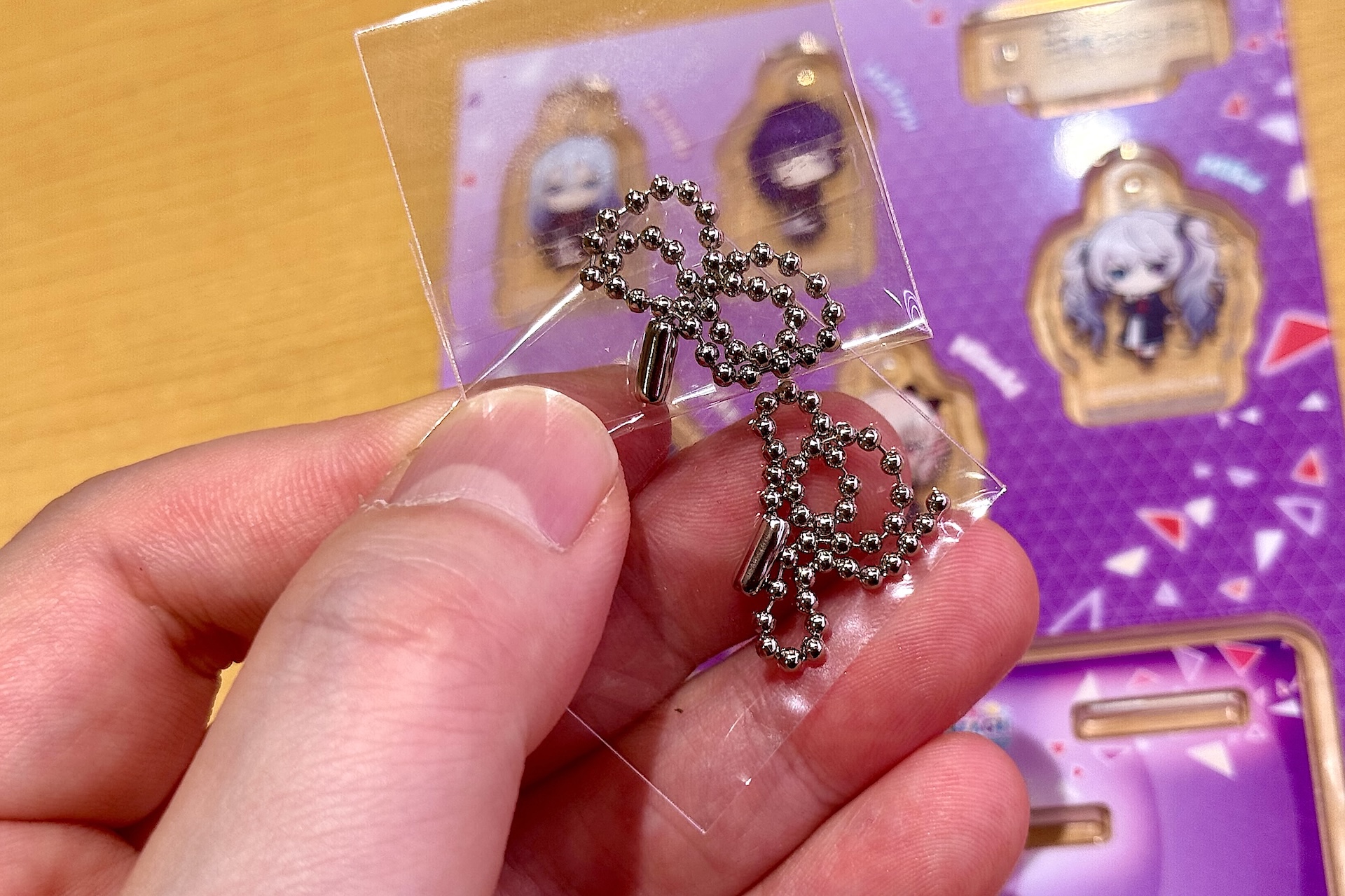 キャラクターの人数分のボールチェーンも付いてくる