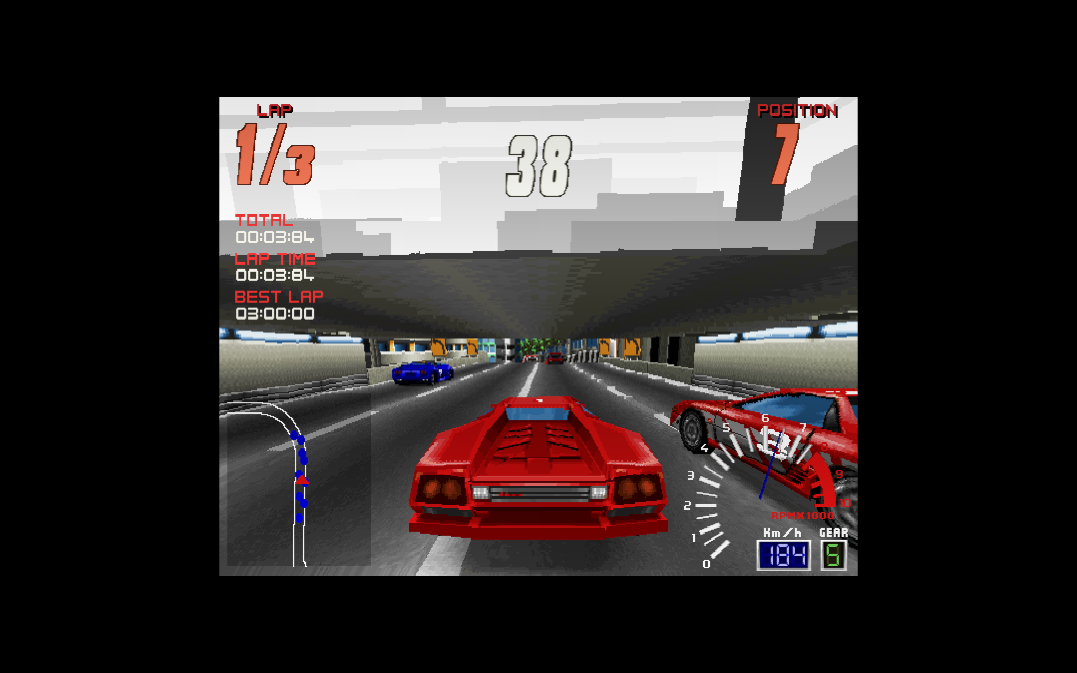 ポリゴンで描かれた車両を操作してプレイするスタイルで、1995年当時としてはかなり驚異のポリゴングラフィックスだ。1周する時間に制限があり、時間内に1周できないとそこで負けが確定してしまう