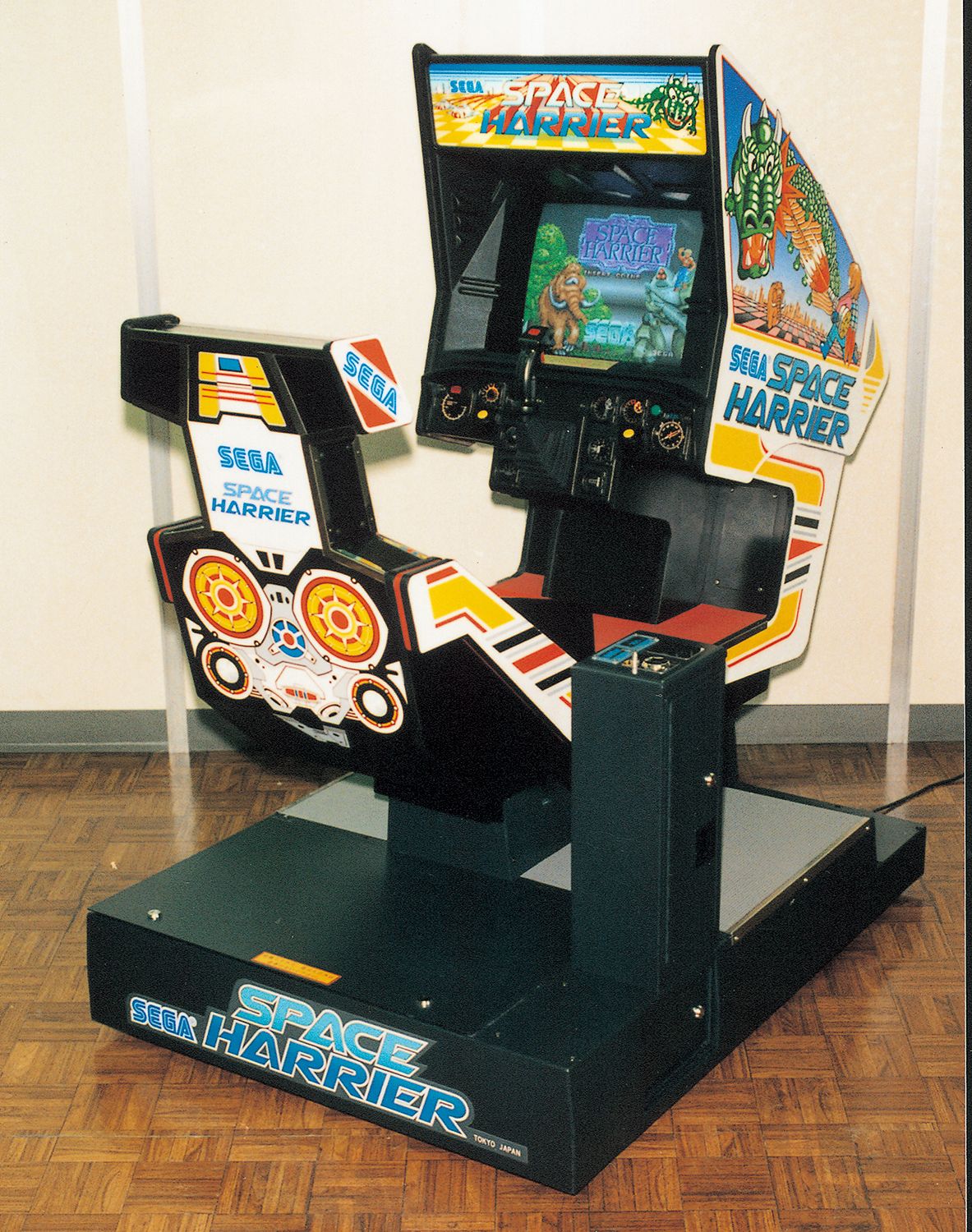 ハリアーの操作に合わせて上下左右に傾く「スペースハリアー」の筐体（※写真提供：セガ）