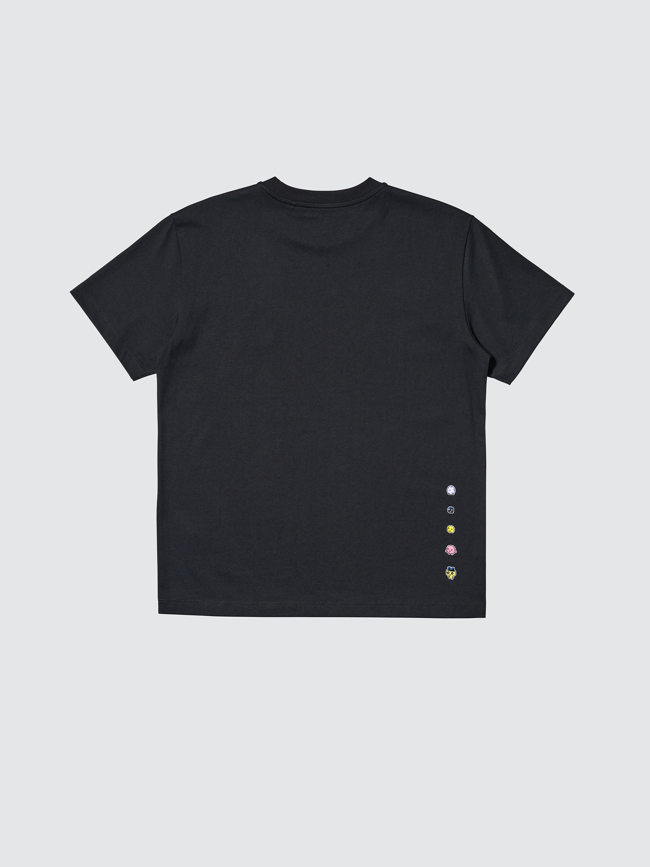 左胸にある白いたまごっちのデザインには、「まめっち」が登場。バックには、たまごからまめっちに成長する過程がデザインされている