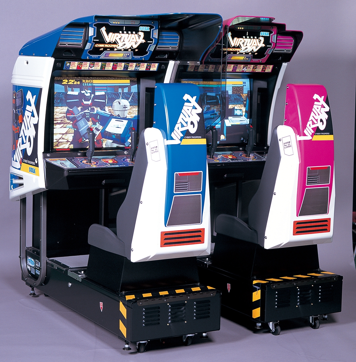 「電脳戦機バーチャロン」の専用筐体。対戦筐体は独立した画面を表示するためにMODEL2を2枚使用している ※画像提供：セガ