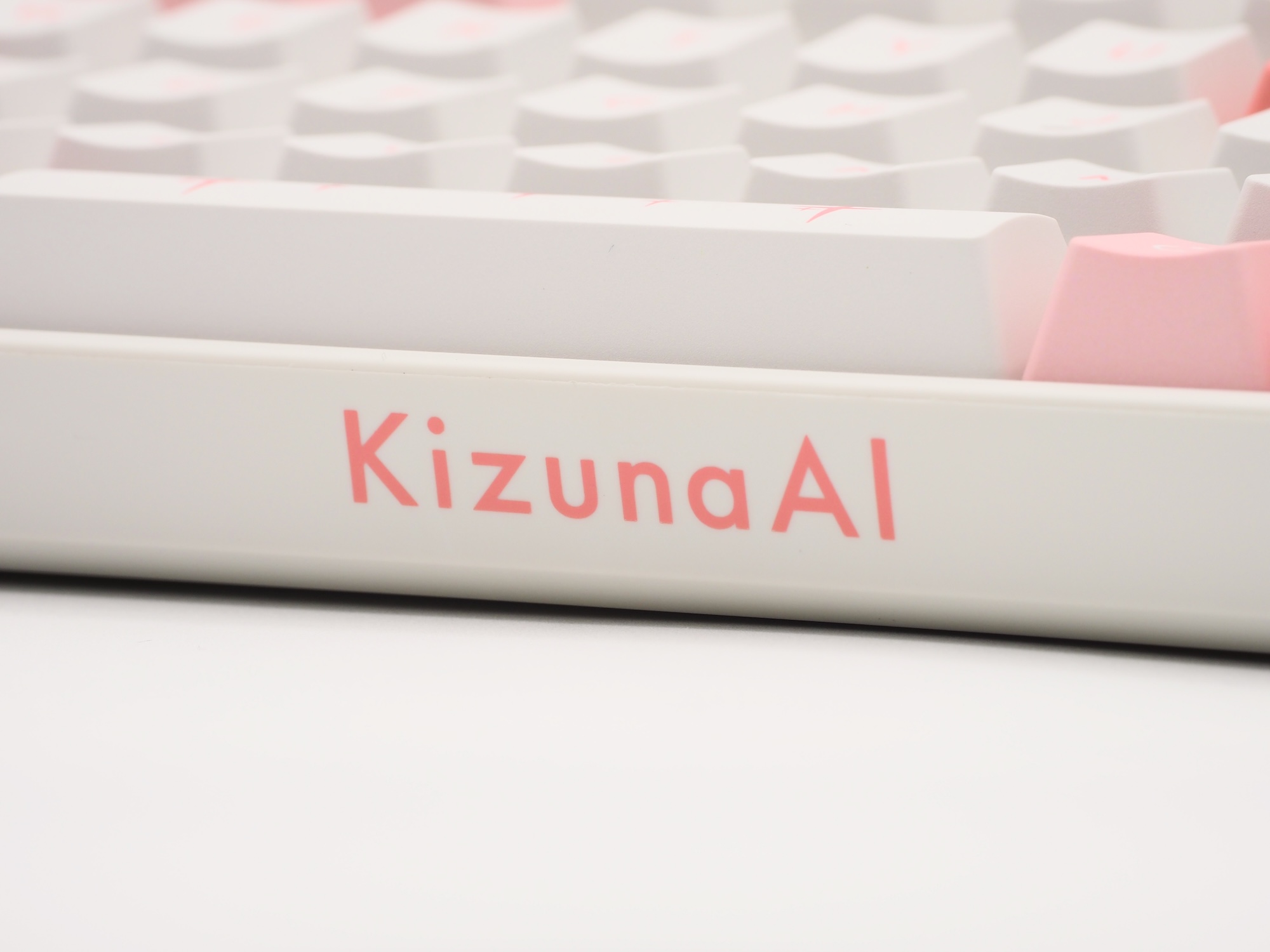 ケースの下側面には「KizunaAI」の文字がプリントされている