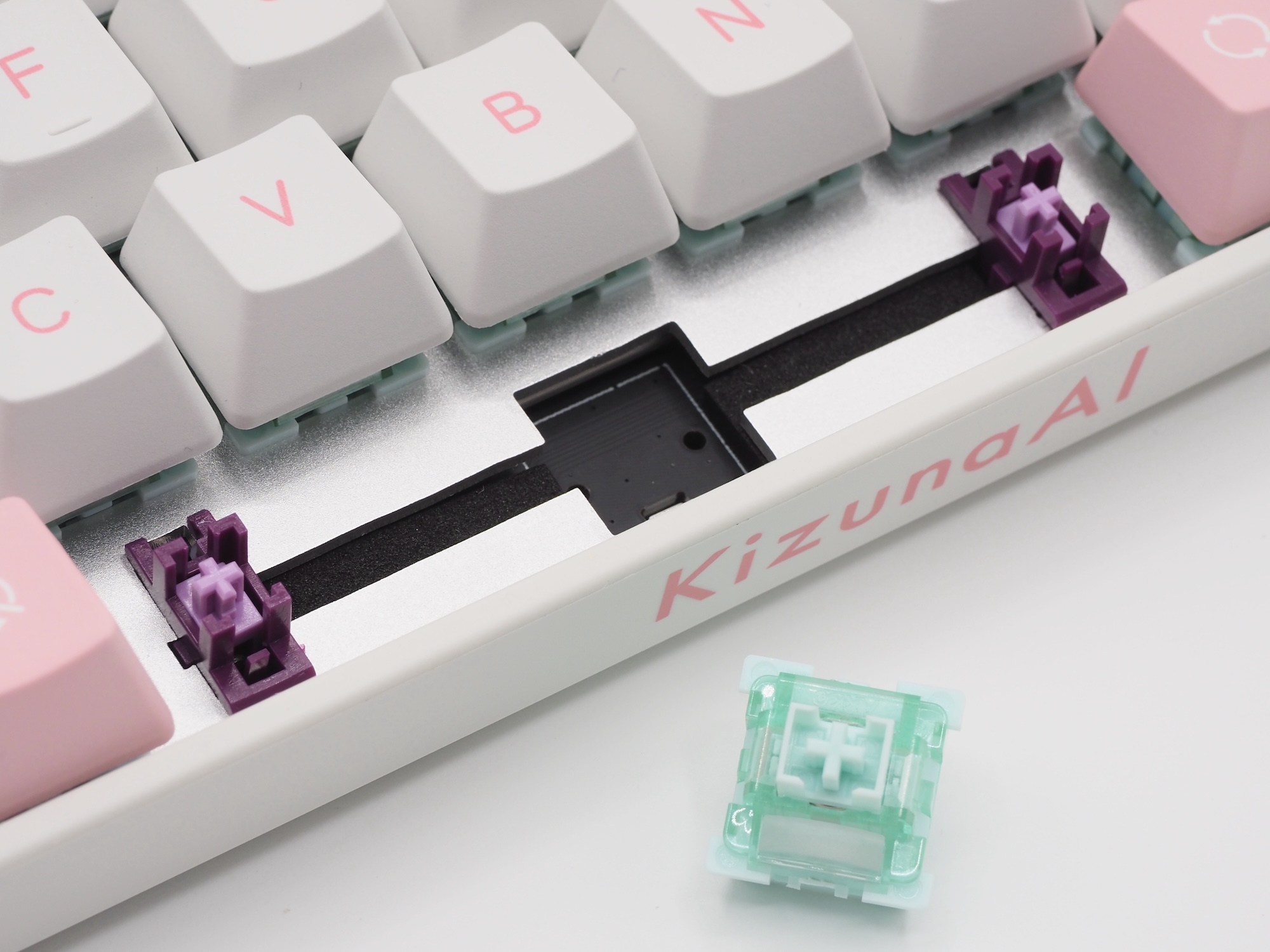 キースイッチはホットスワップに対応しており、Akkoや一部の他社製磁気式スイッチを装着できる