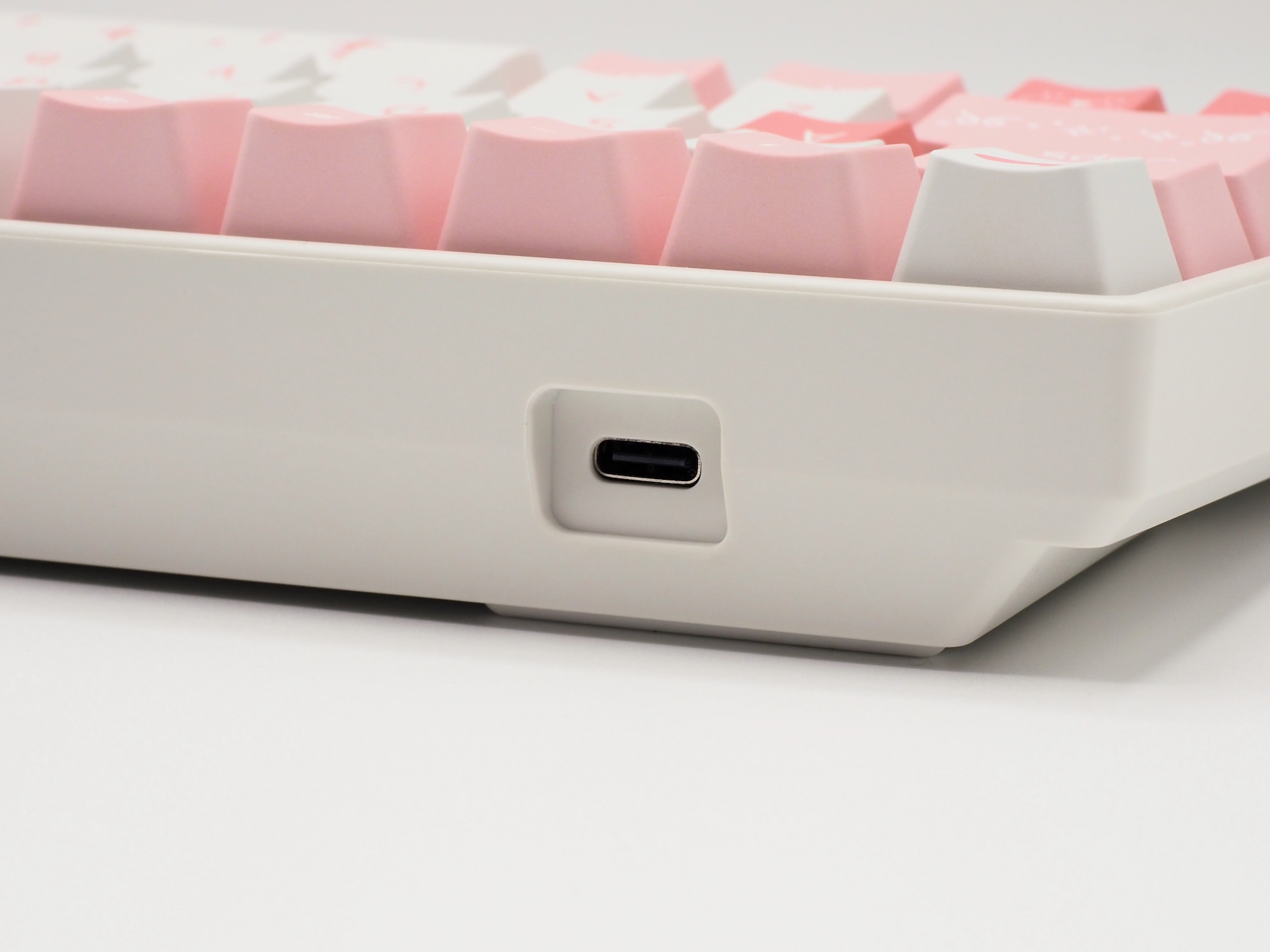 上側面の左側にはUSB Type-Cポートを搭載