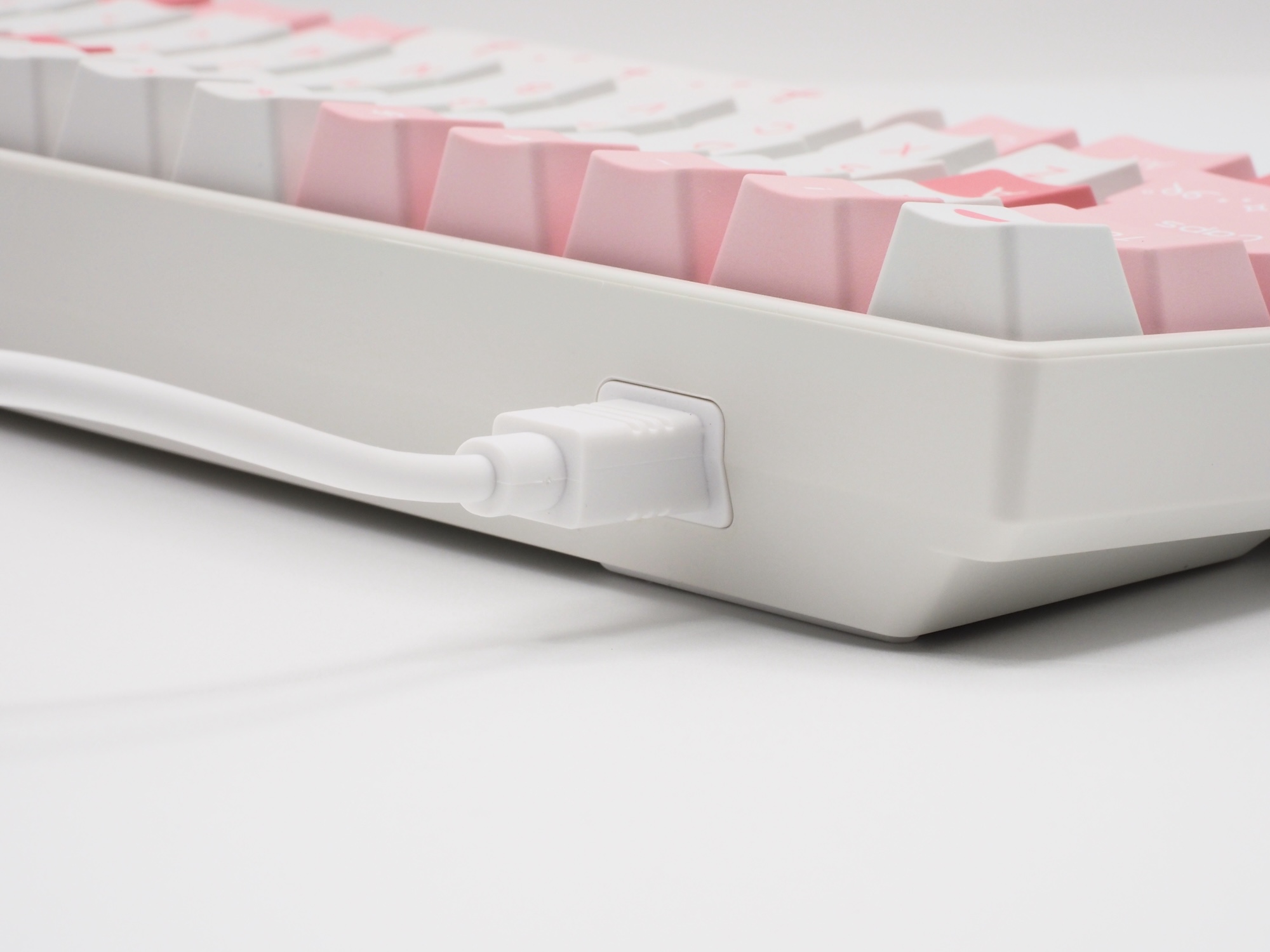 付属のUSBケーブルは面一になるようデザインされている