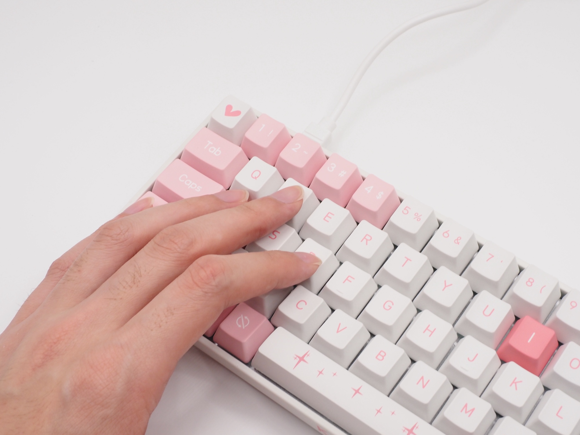 USB端子を左側に設置することで、キーボードを斜め置きしてもマウス操作の邪魔にならない