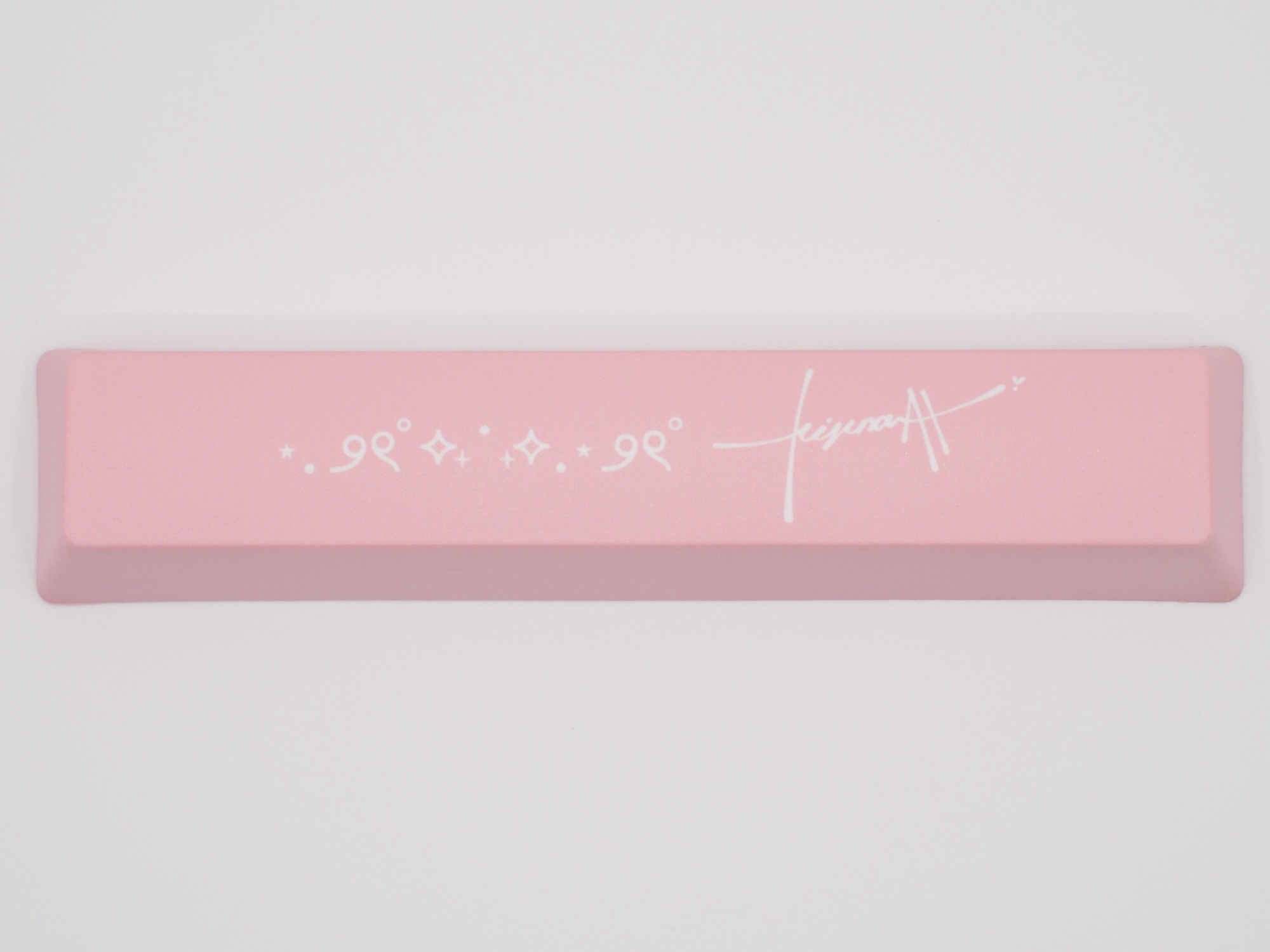 もう一つの交換用スペースキーキャップ。KizunaAIのロゴがプリントされている