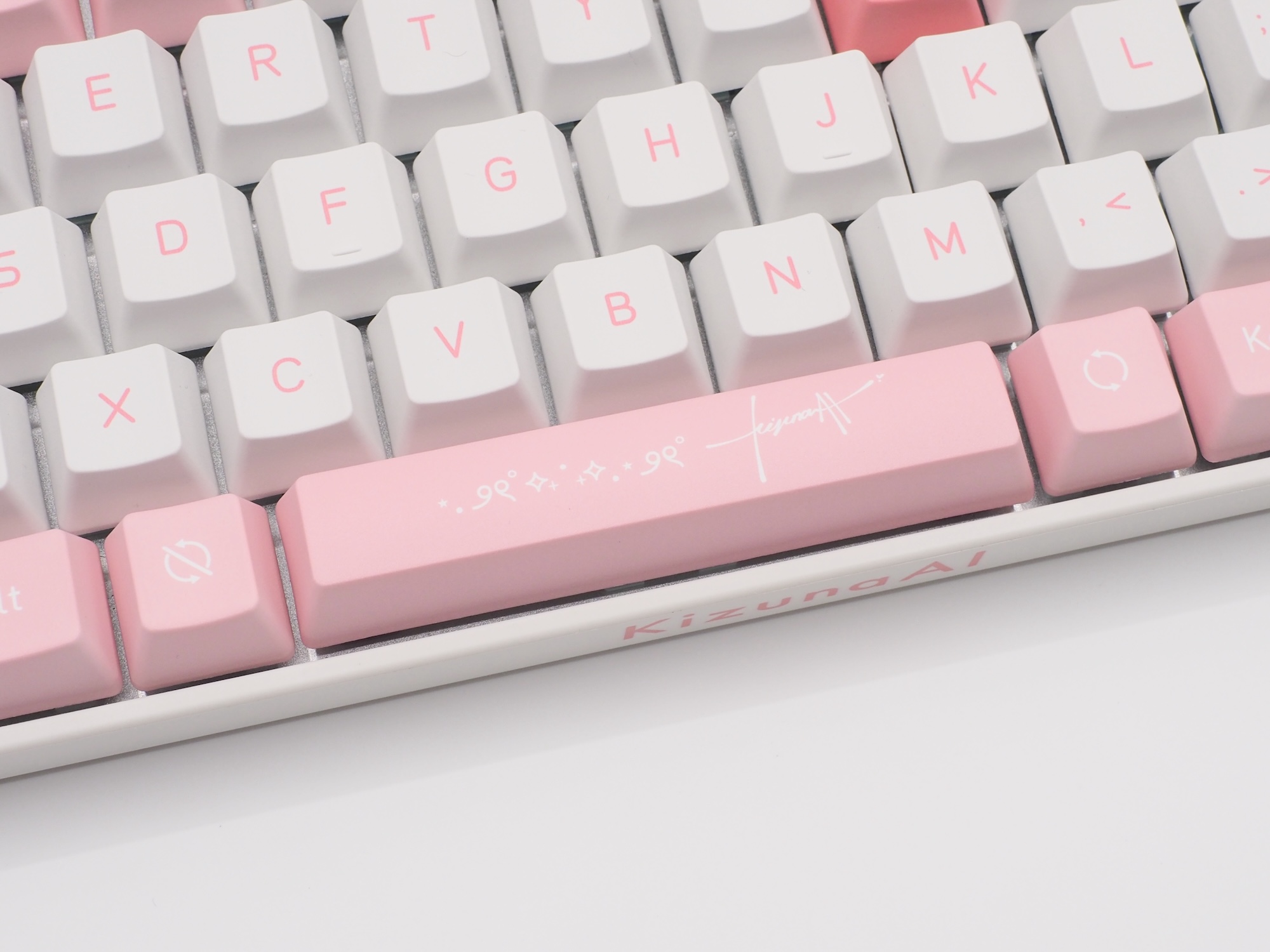 3種のスペースキー用のキーキャップが同梱されているため、気分に応じて付け替えられる