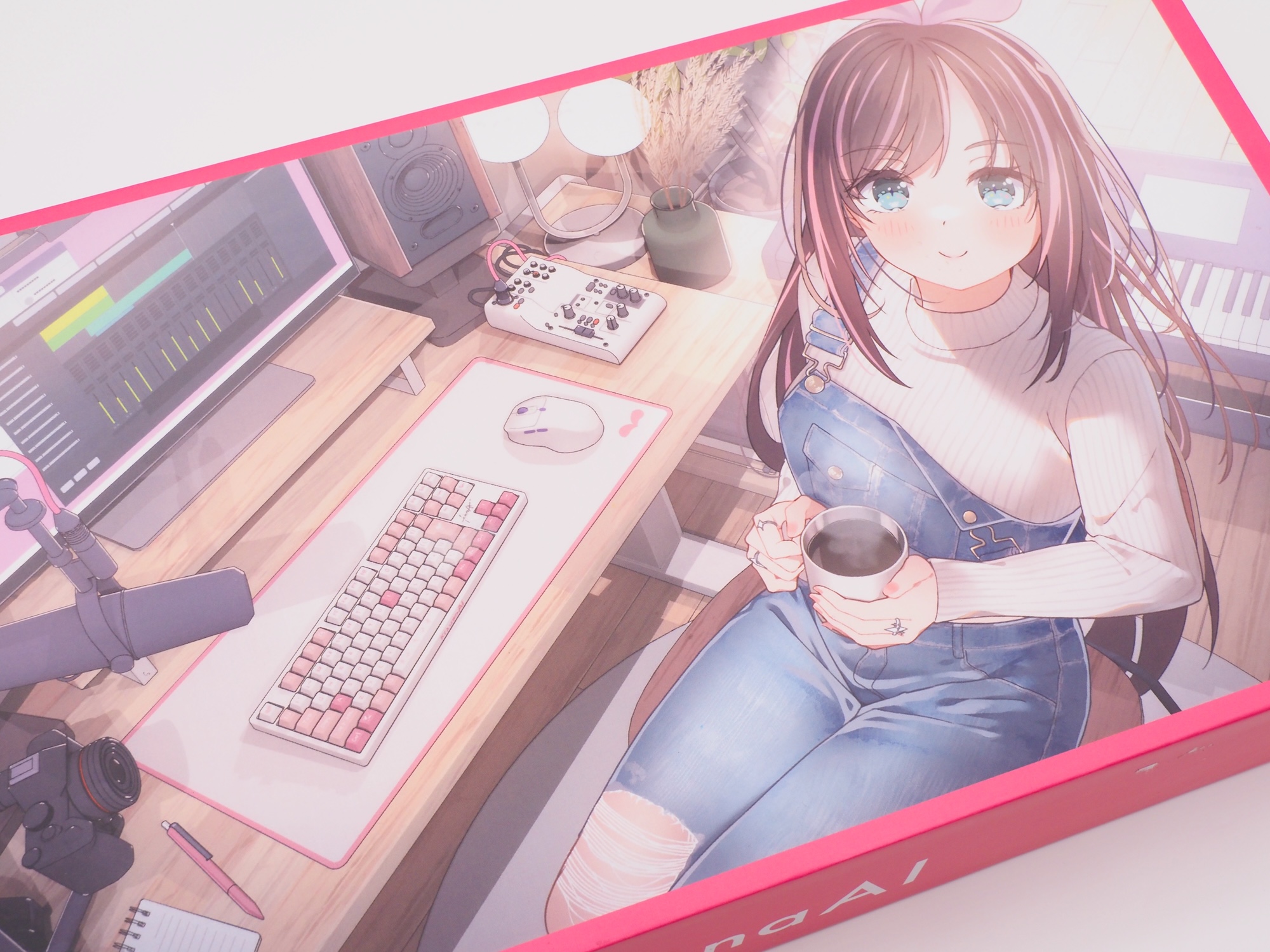 実はアートワークに登場しているキーボードは「FUN87」だ