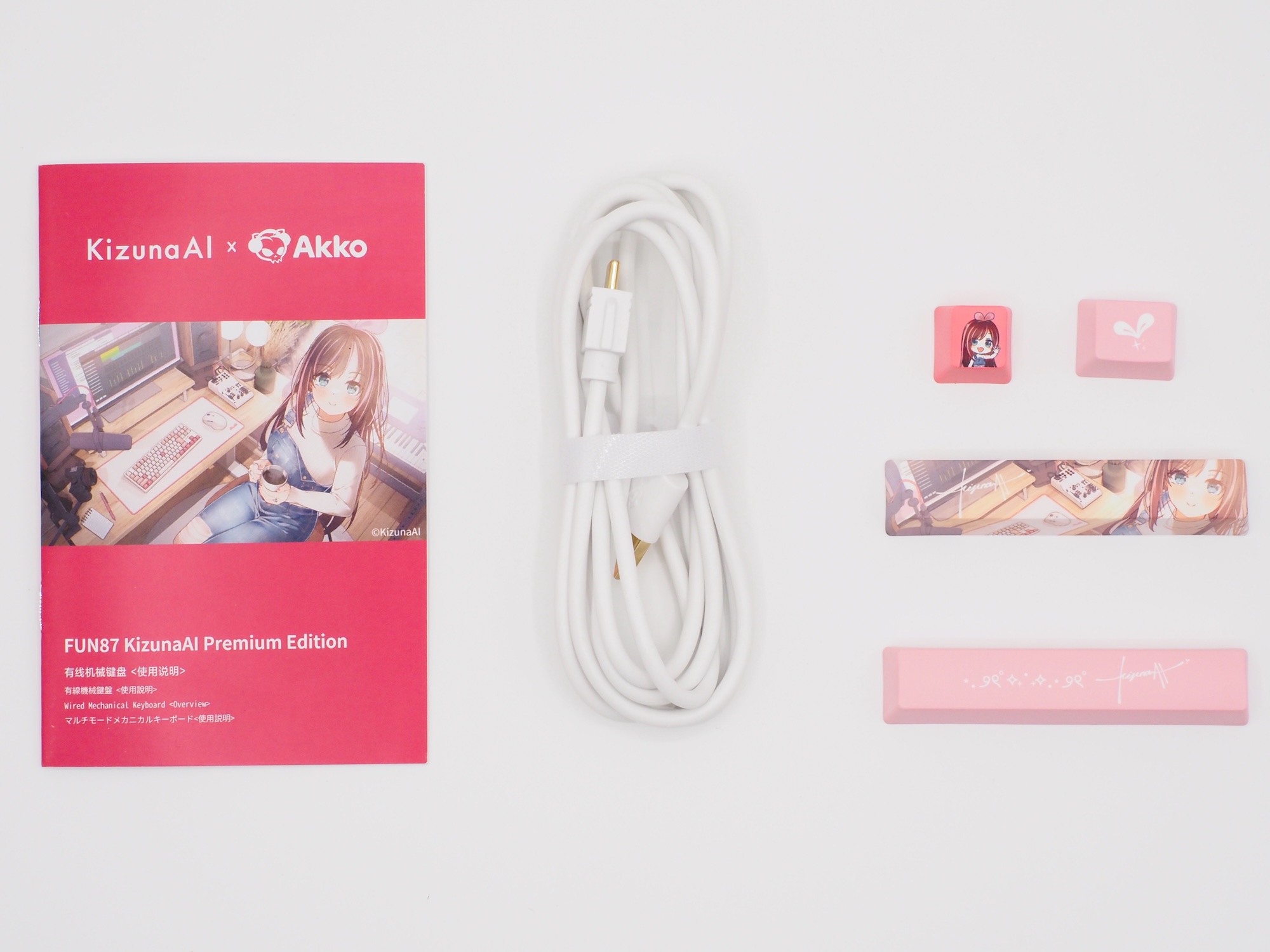 付属品はUSBケーブル、交換用キーキャップ、説明書の3点だ