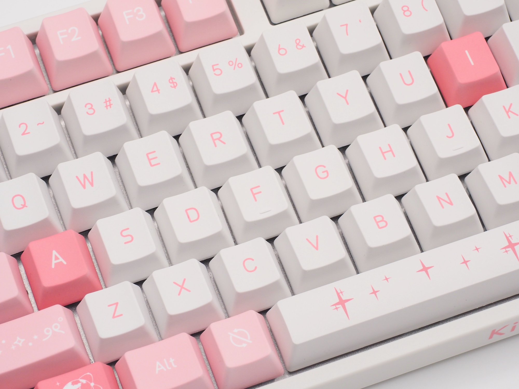 キーキャップはホワイト／ライトピンク／ピンクの3色で構成。「A」と「I」はピンクで強調されている
