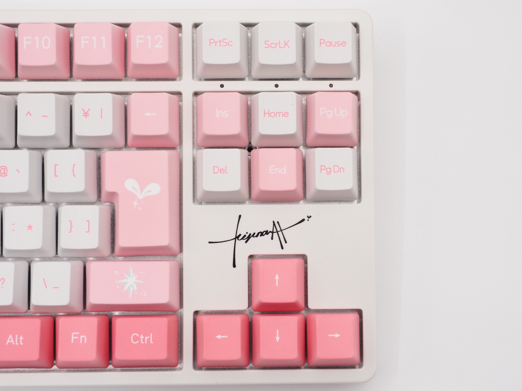 矢印キーの上にはKizunaAIのロゴをプリント。テンキーレスサイズの「FUN87」だけの特別仕様だ