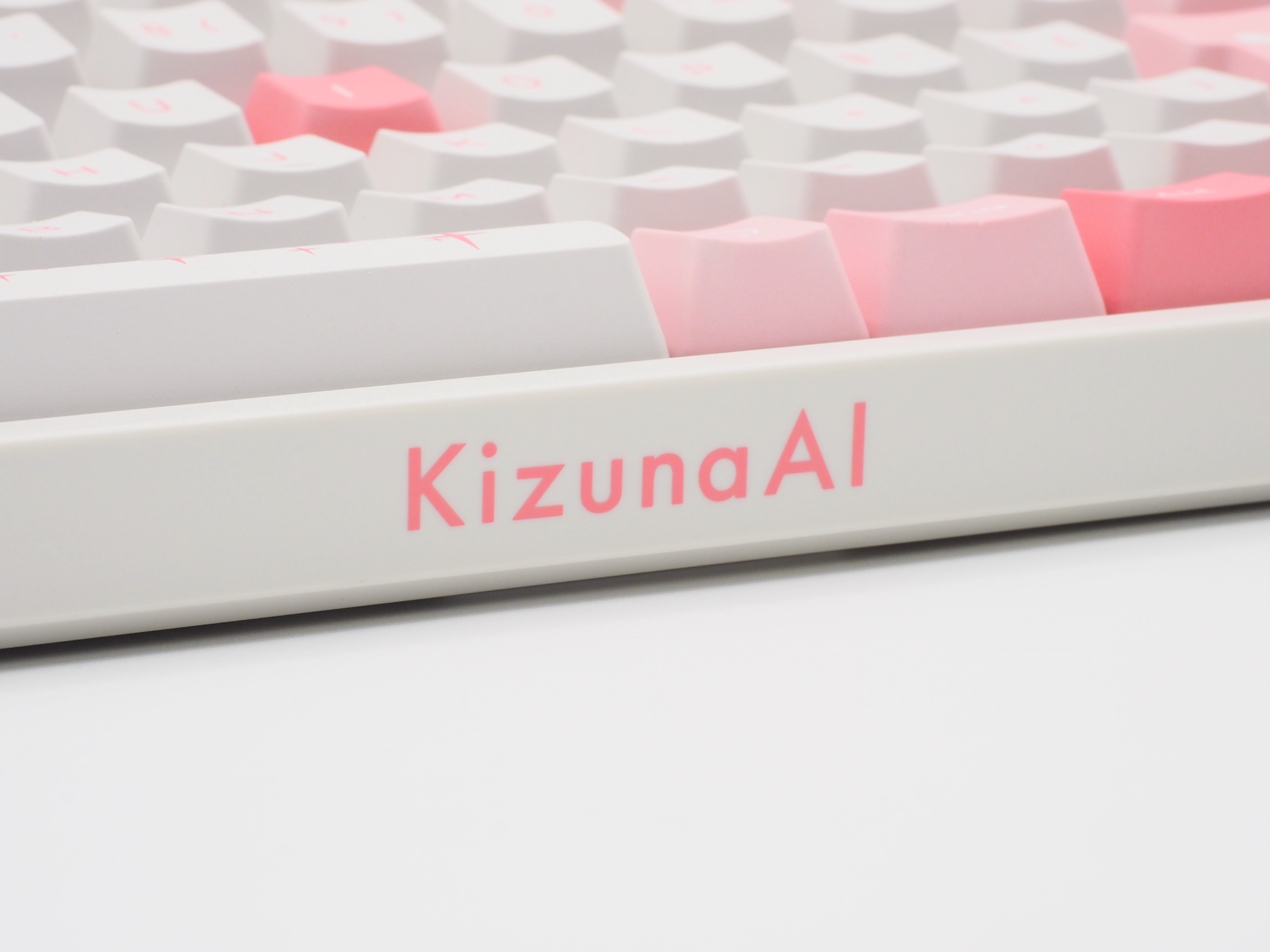 ケースの下側面には「KizunaAI」の文字