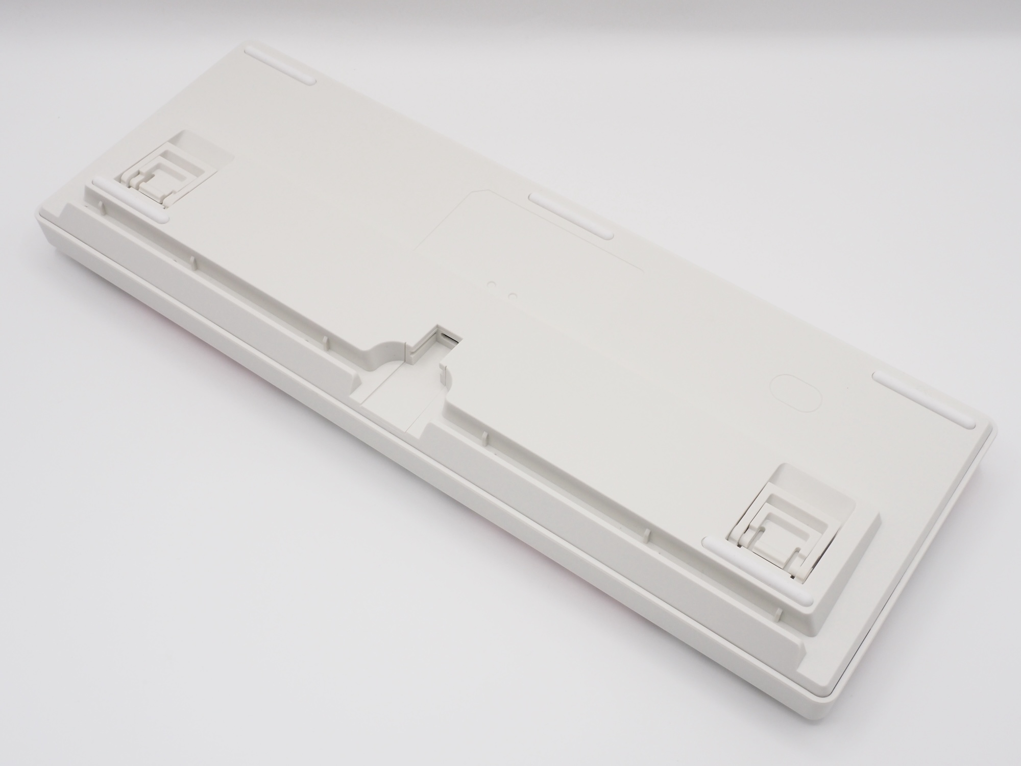 ケース裏面の中央にUSB Type-Cポートを搭載