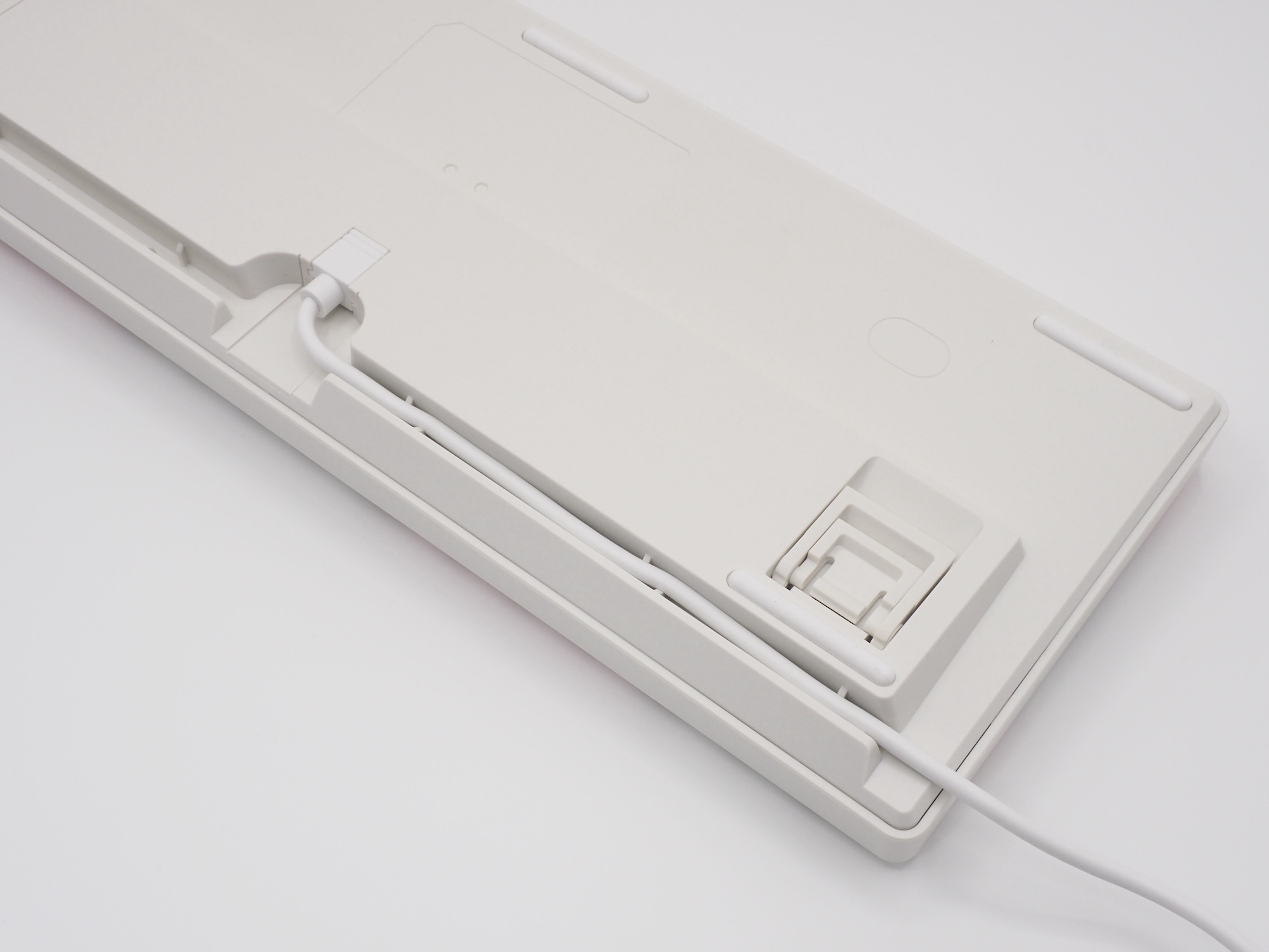 左端、中央、右端の好きな方向にケーブルを取り回せる