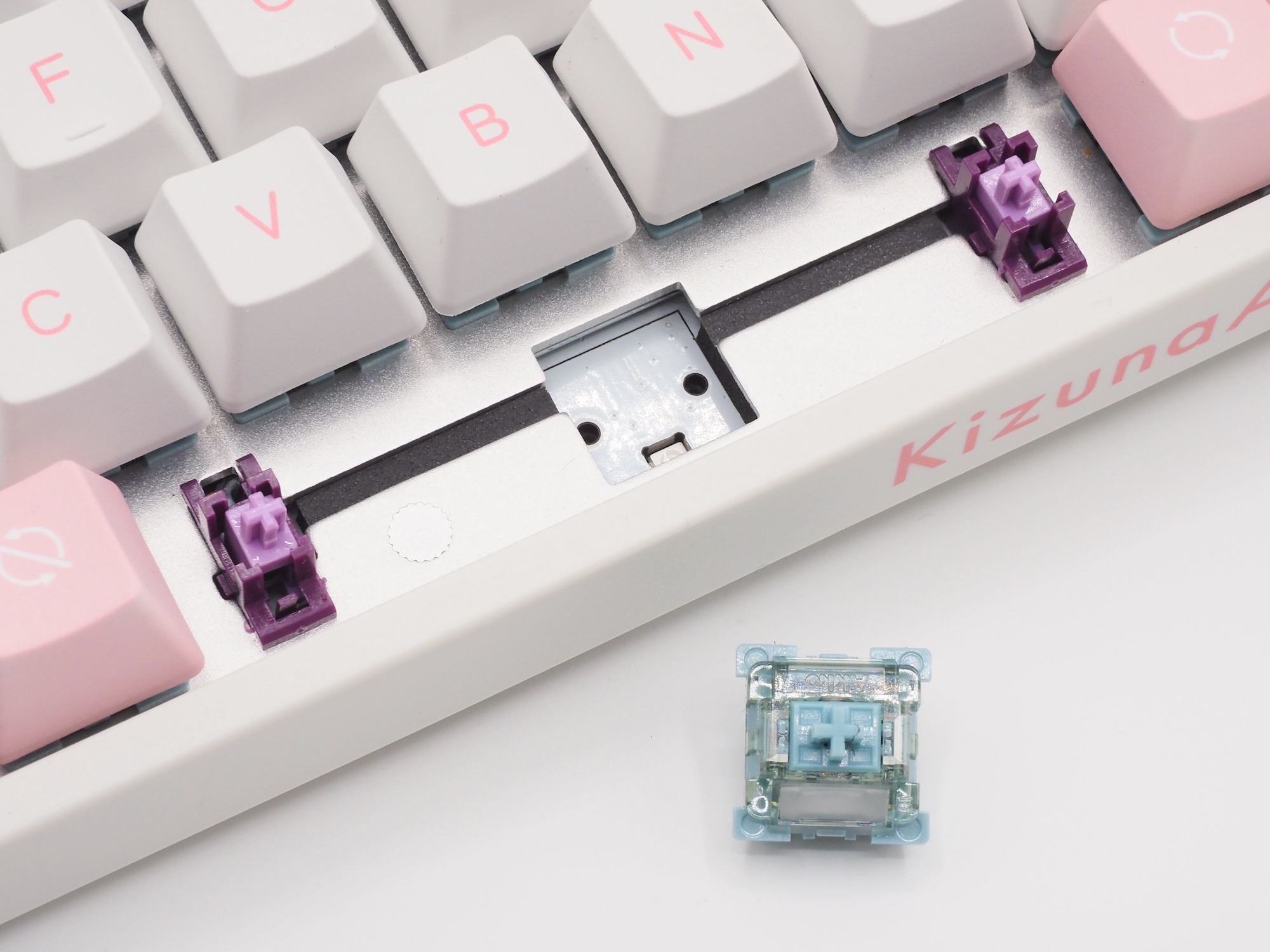 キースイッチのホットスワップも可能で、Akkoや一部の他社製磁気式スイッチを装着できる