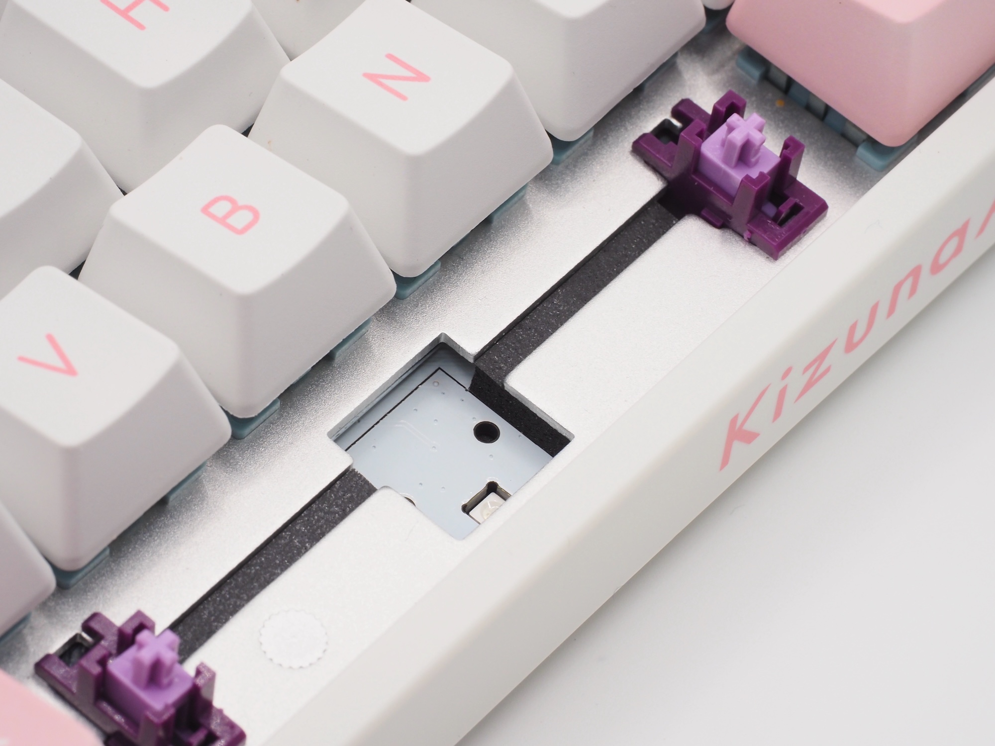 トッププレートと基板の間には吸音材が内蔵されている