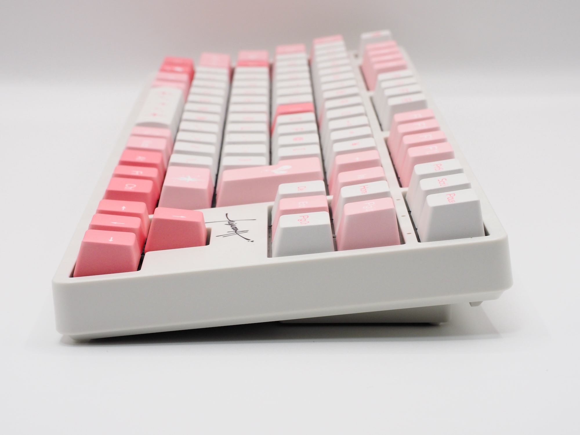 チルトスタンドを内蔵。こちらは未使用時