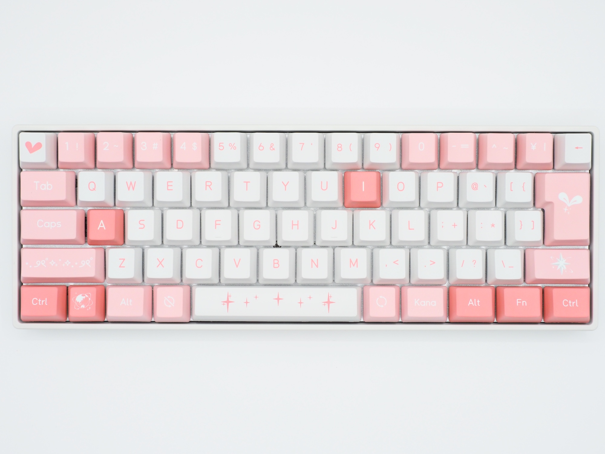 KizunaAIを彷彿とさせるカラーリングのキーボード本体