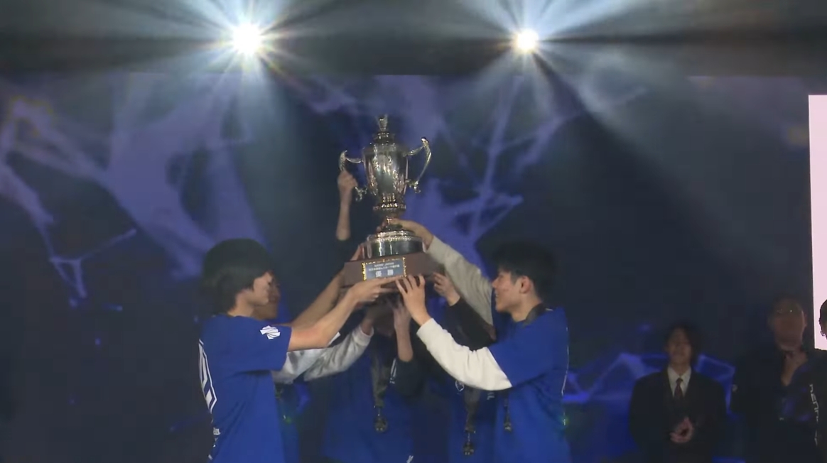 優勝を果たしトロフィーを掲げる「N1」の選手たち