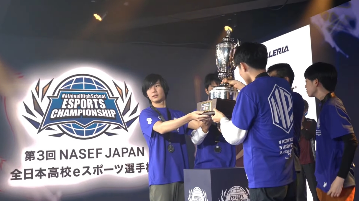 優勝を果たしトロフィーを掲げる「N1」の選手たち