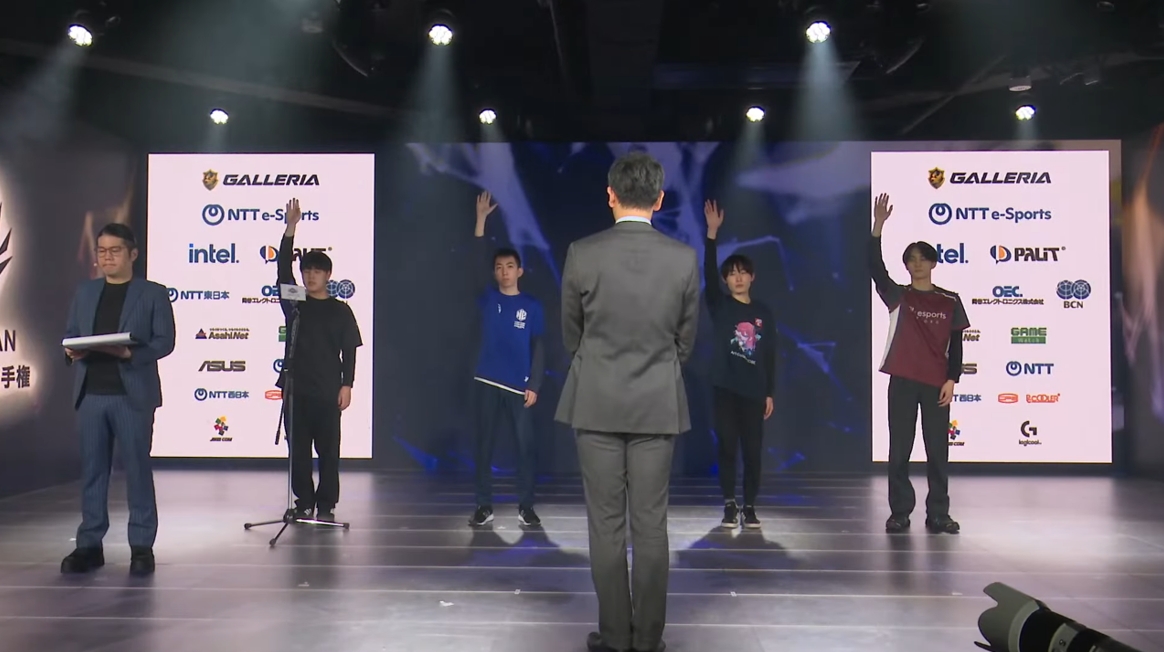 選手宣誓をする各チームの代表