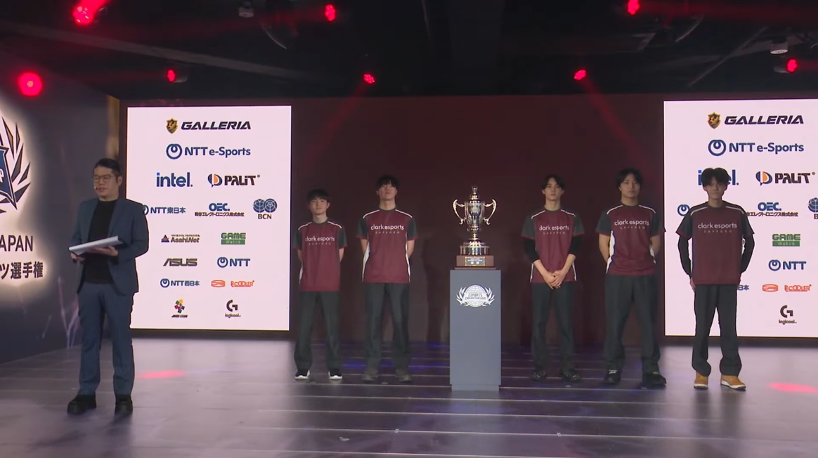 「ラグナロクEX」の選手。左からMoMo選手、trollking選手、Sato選手、ViVi選手、Arn選手