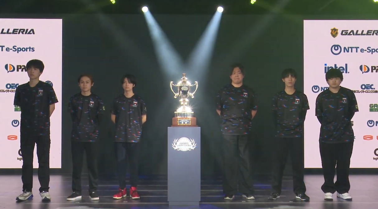 「TECH」の選手。左からMiyr選手、Raincarnat10選手、八術流選手、7me選手、runa選手、ian選手