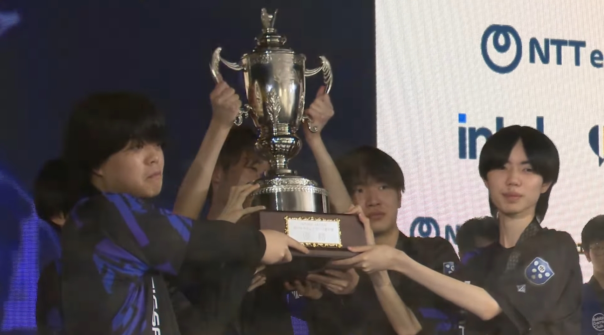 優勝を果たしトロフィーを掲げる「なめくじブラザーズ」の選手たち